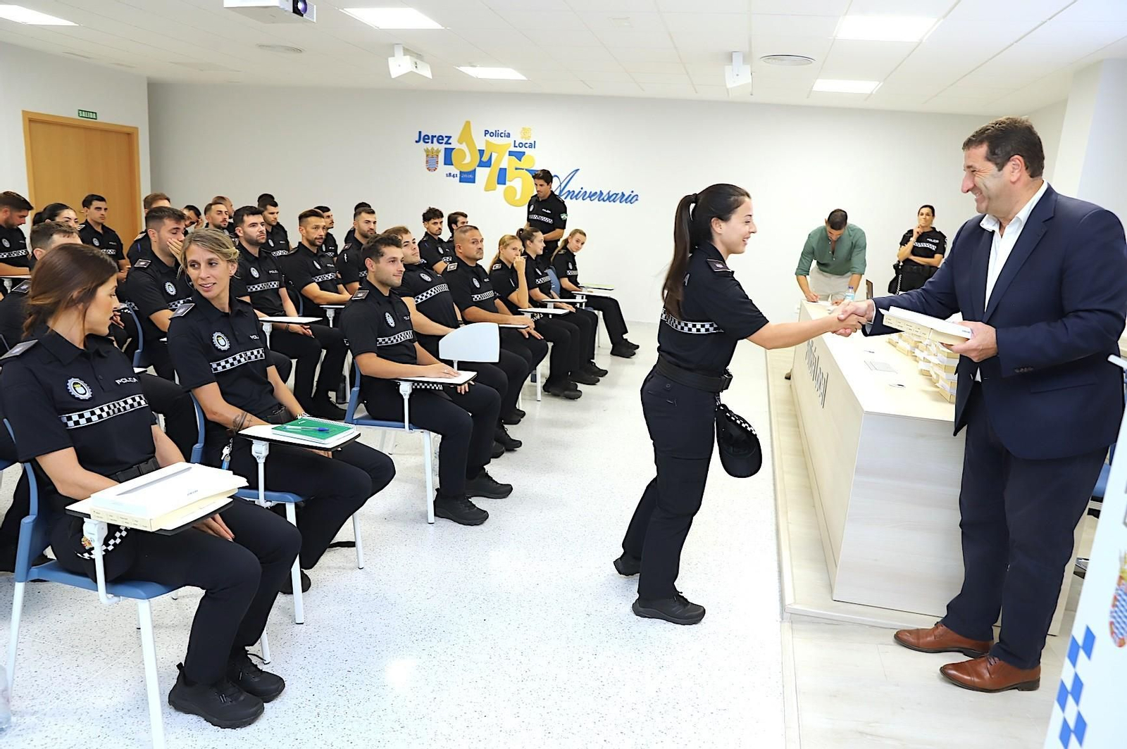 José Ignacio Martínez, en la entrega de material a los 39 alumnos y alumnas de la primera promoción de policías locales de la Escuela.