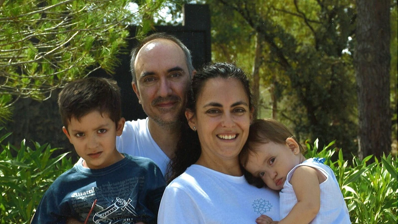 La pequeña Elena, en brazos de su madre Mª Carmen Listán, con su marido Fernando Rambla y su hijo Pablo.