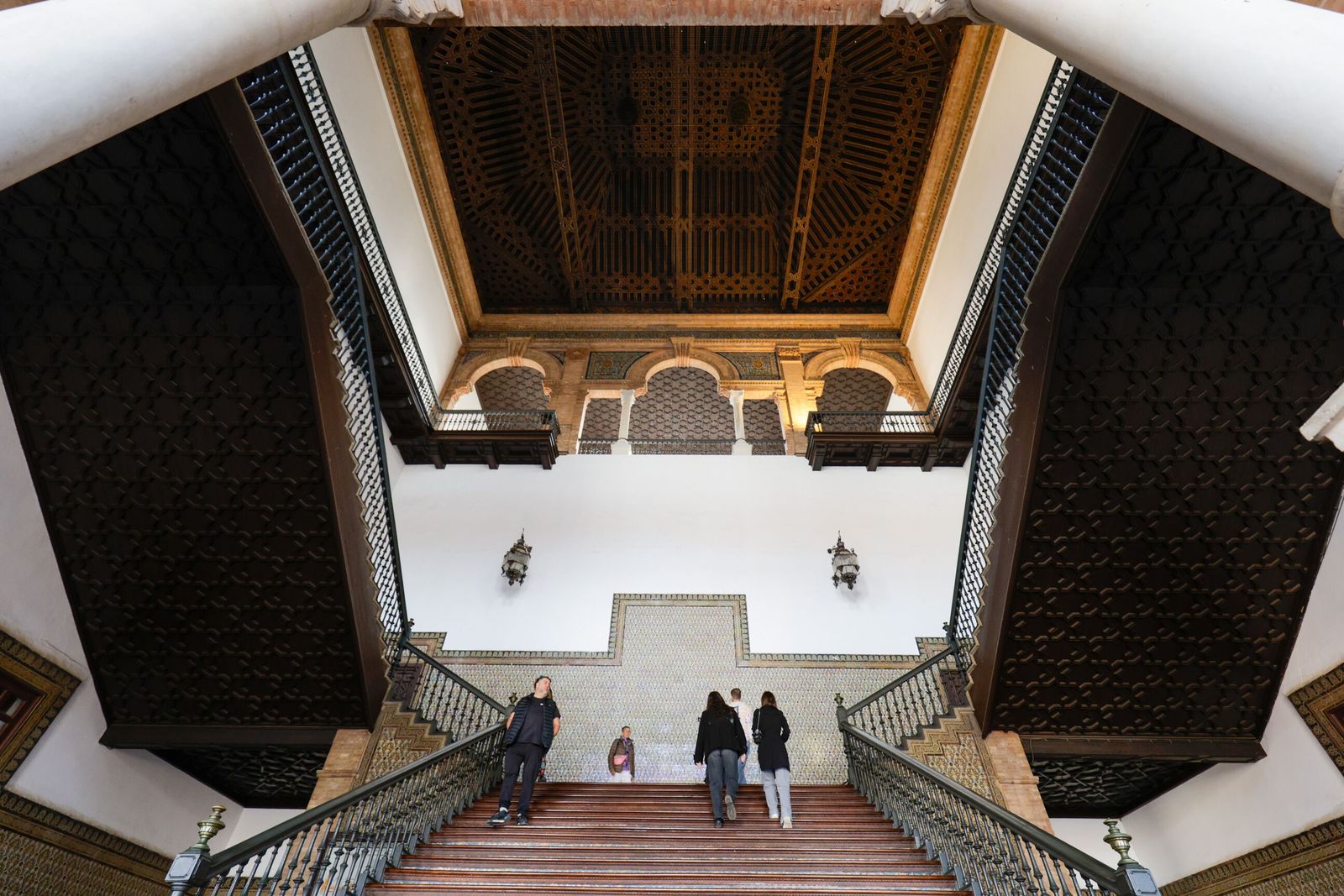 La escalera de subida de la Puerta de Navarra con su gran artesonado.