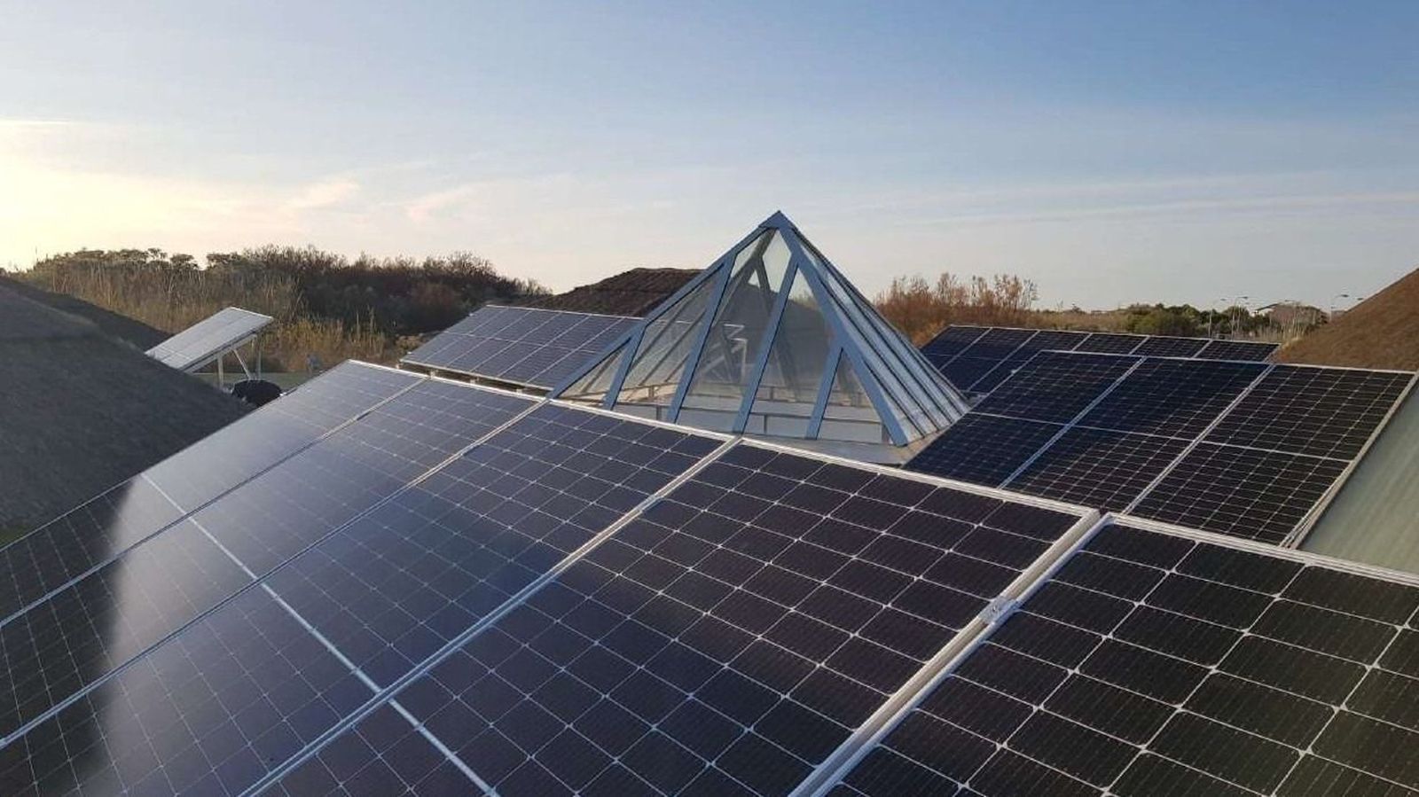 Una instalación de placas solares en un tejado.