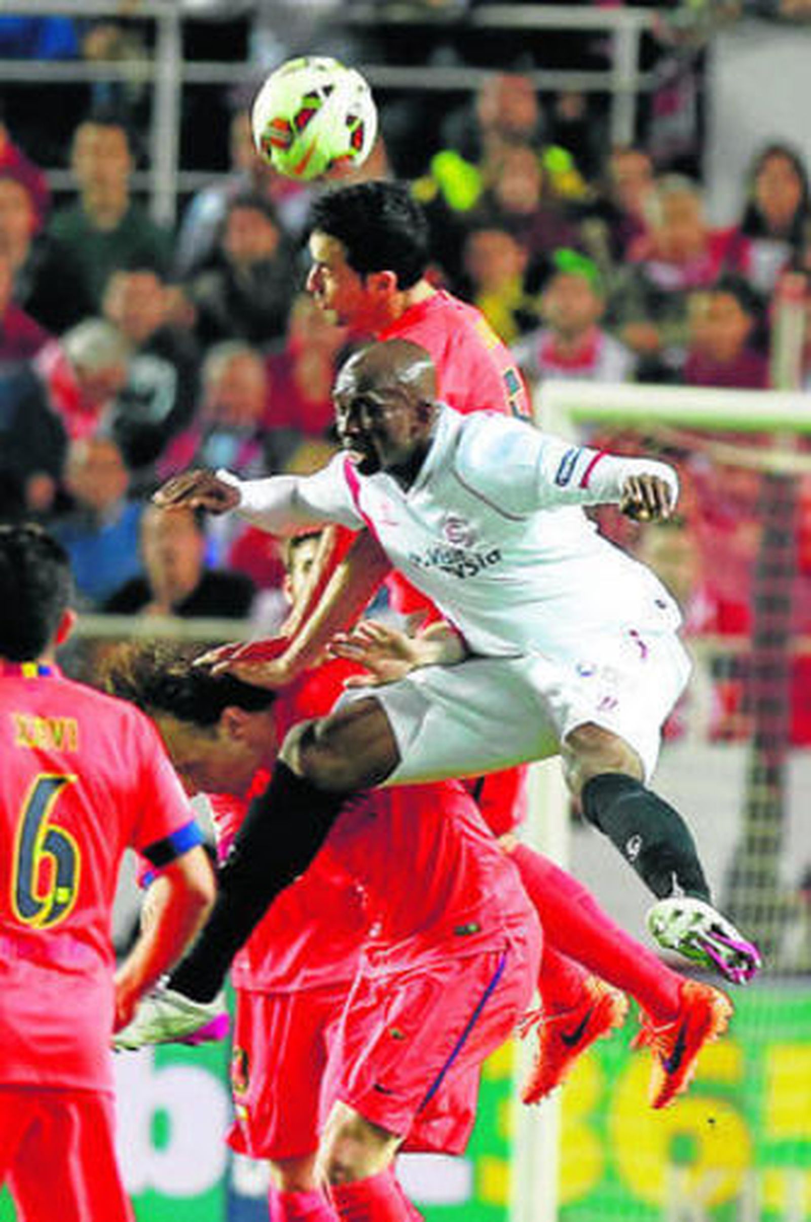 El camerunés Mbia y Sergio Busquets, en plena pugna aérea ya en el tramo final del partido.