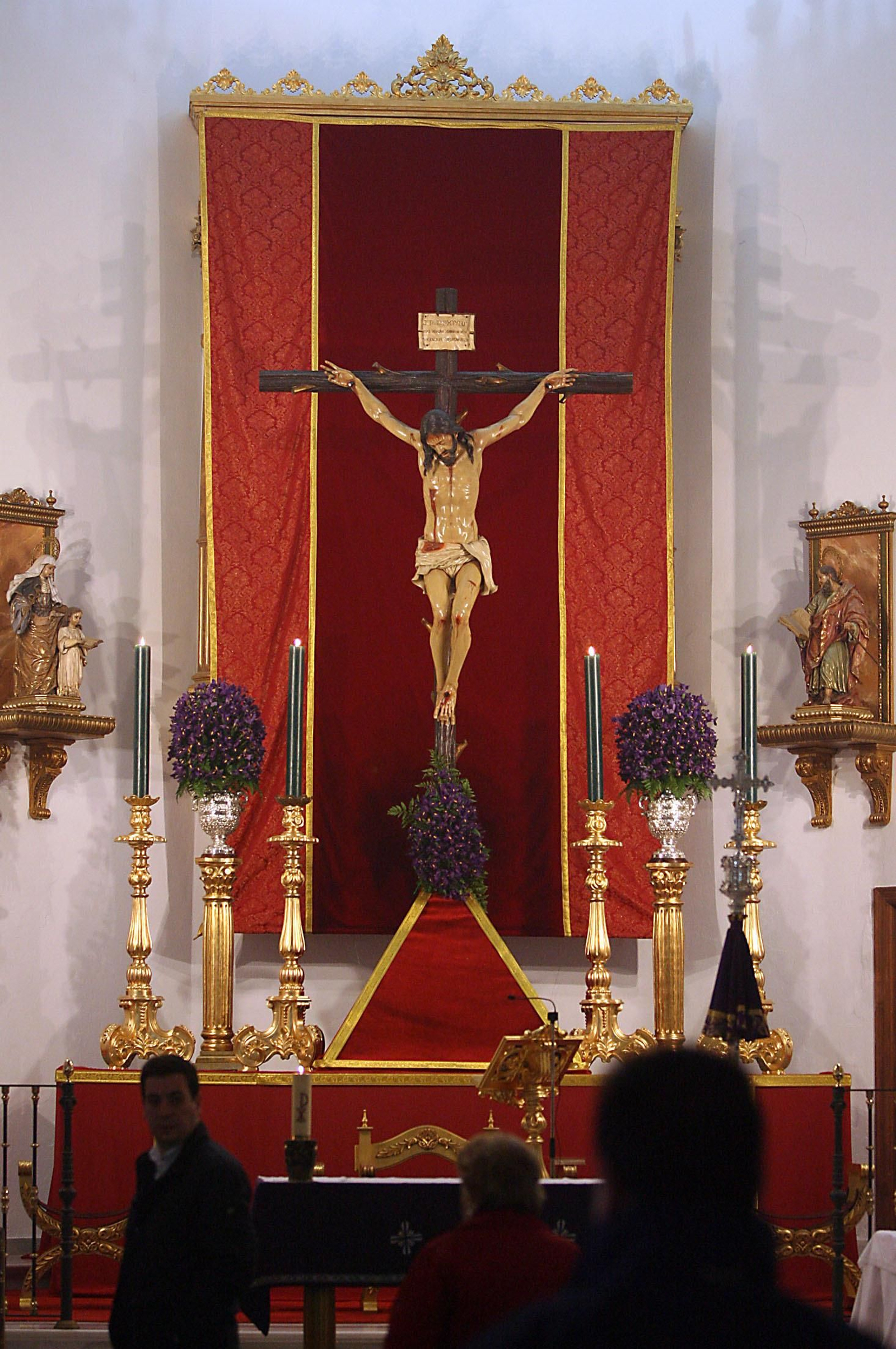 La Vera Cruz presidiendo el altar mayor de la Concepción en Semana Santa.