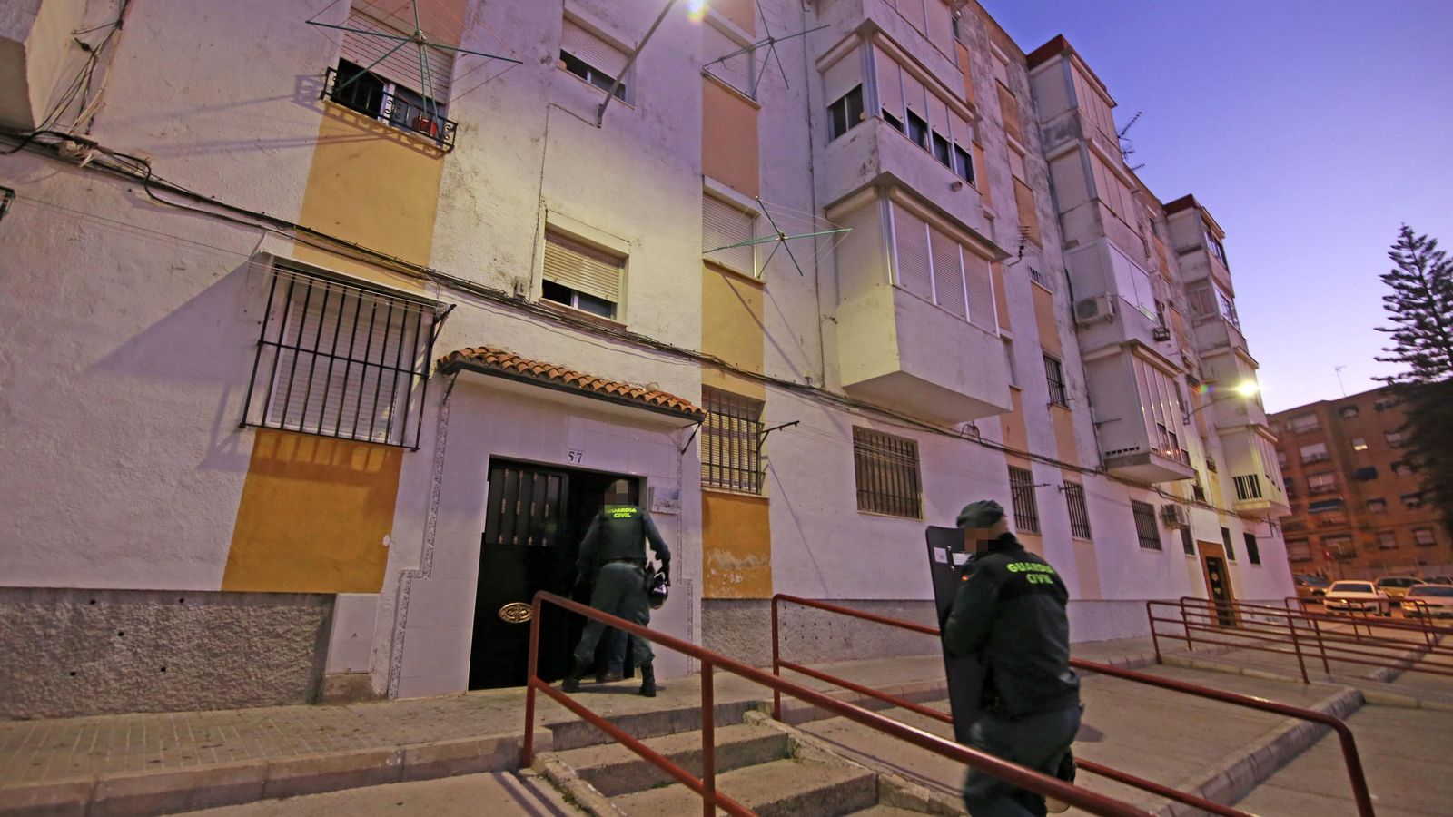 Agentes, en el momento en que entraban en el bloque.