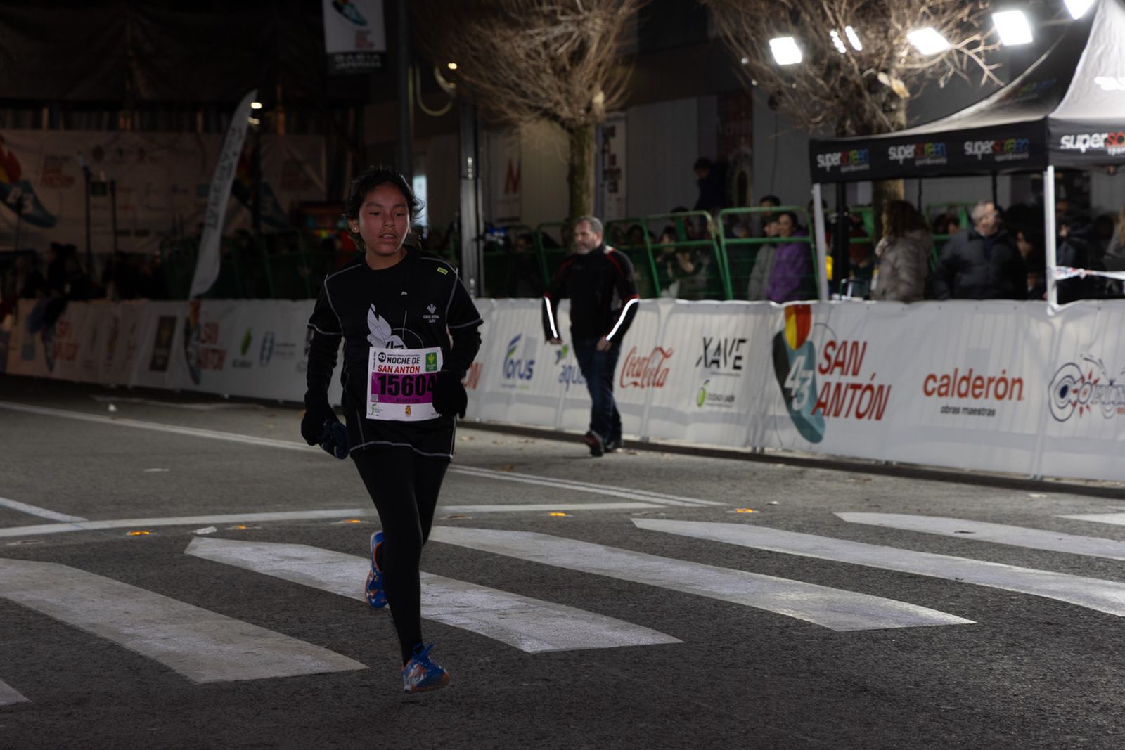 En imágenes: 2.000 atletas brillan con luz propia en la infantil de la Carrera de San Antón 2026