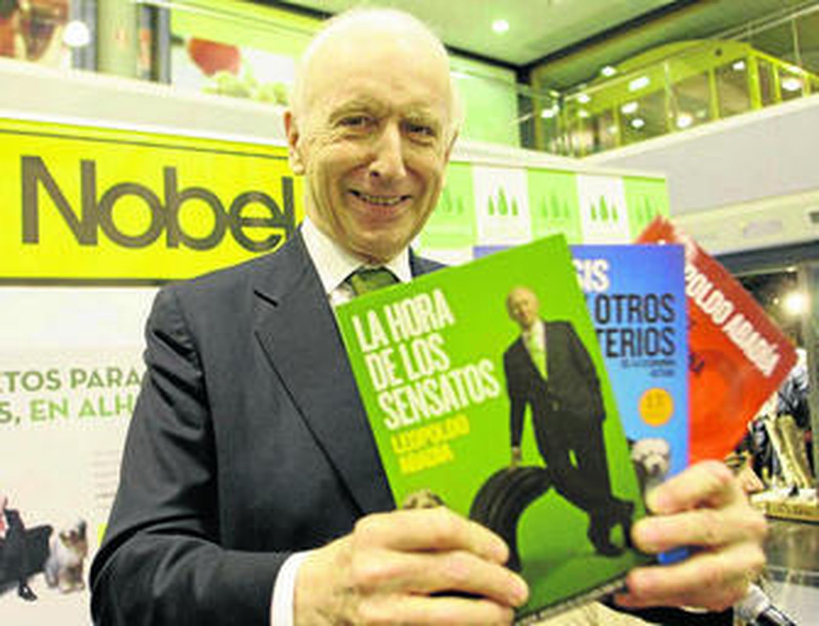 El autor durante su visita a Granada, ayer por la tarde.