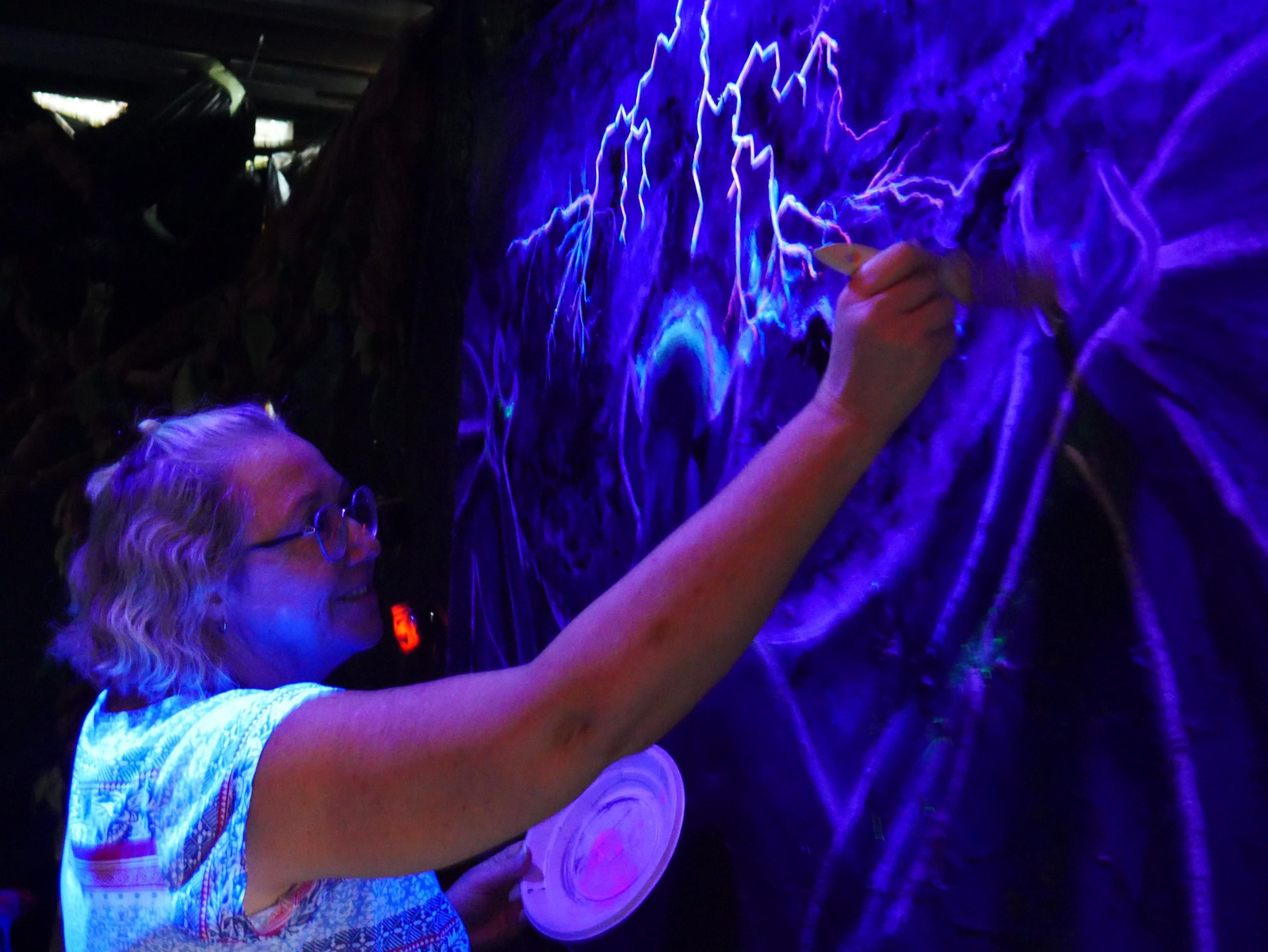 Tareas de ilustración de un mural luminoso en ‘El aquelarre demoníaco’.