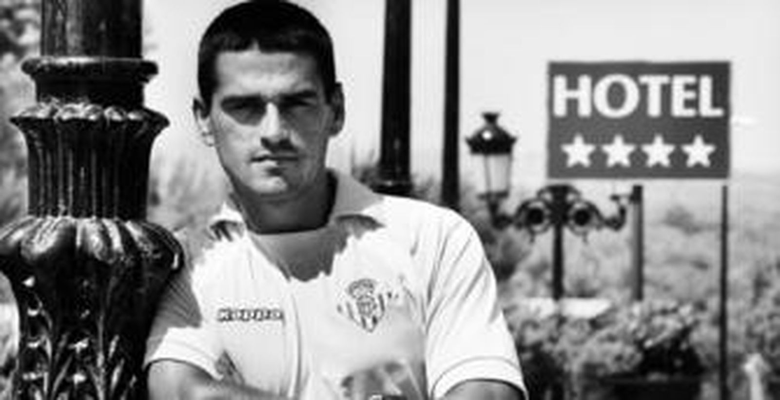 Juanito posa en el hotel de concentración del Betis en Campoamor.