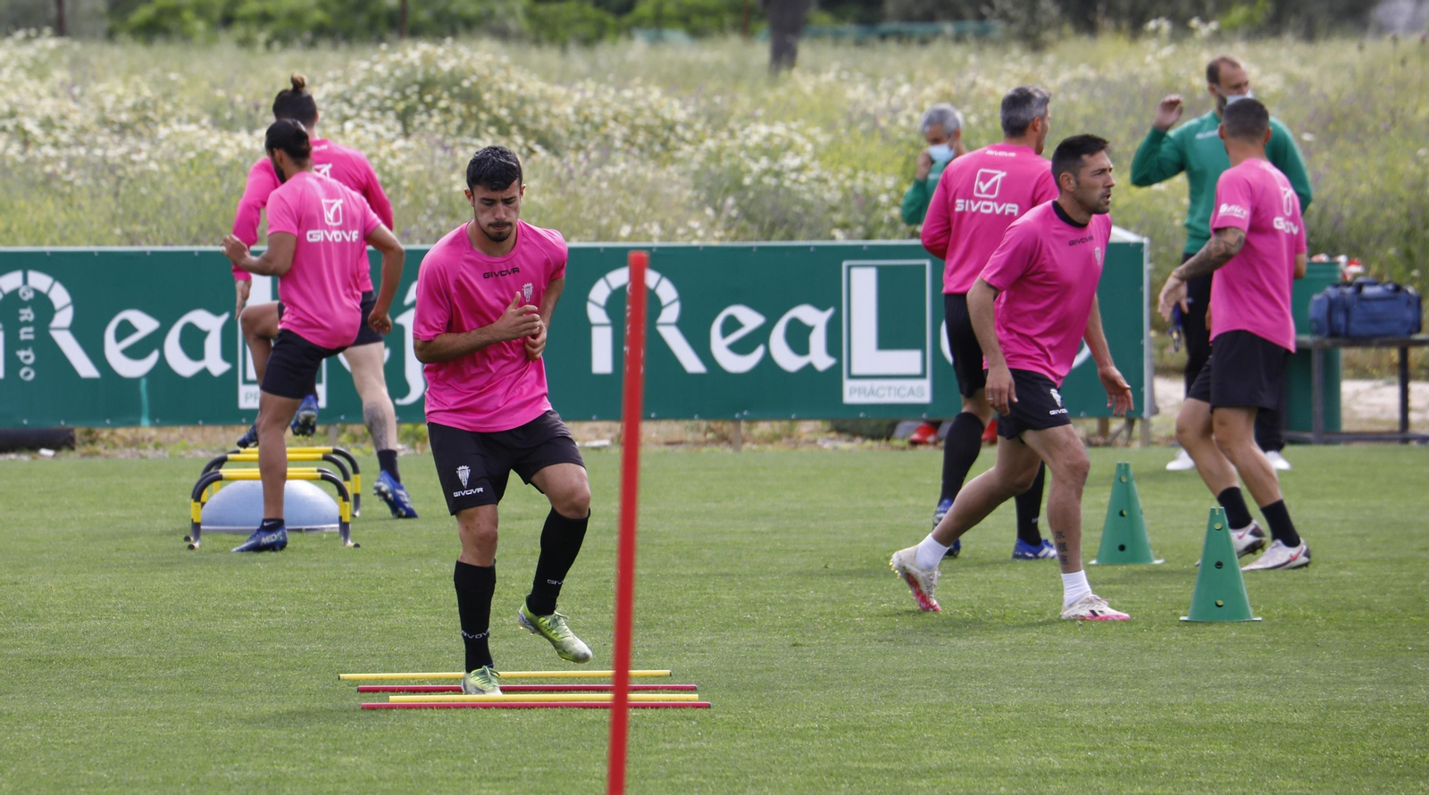 Carlos Puga realiza un ejercicio físico durante un entrenamiento en la Ciudad Deportiva.