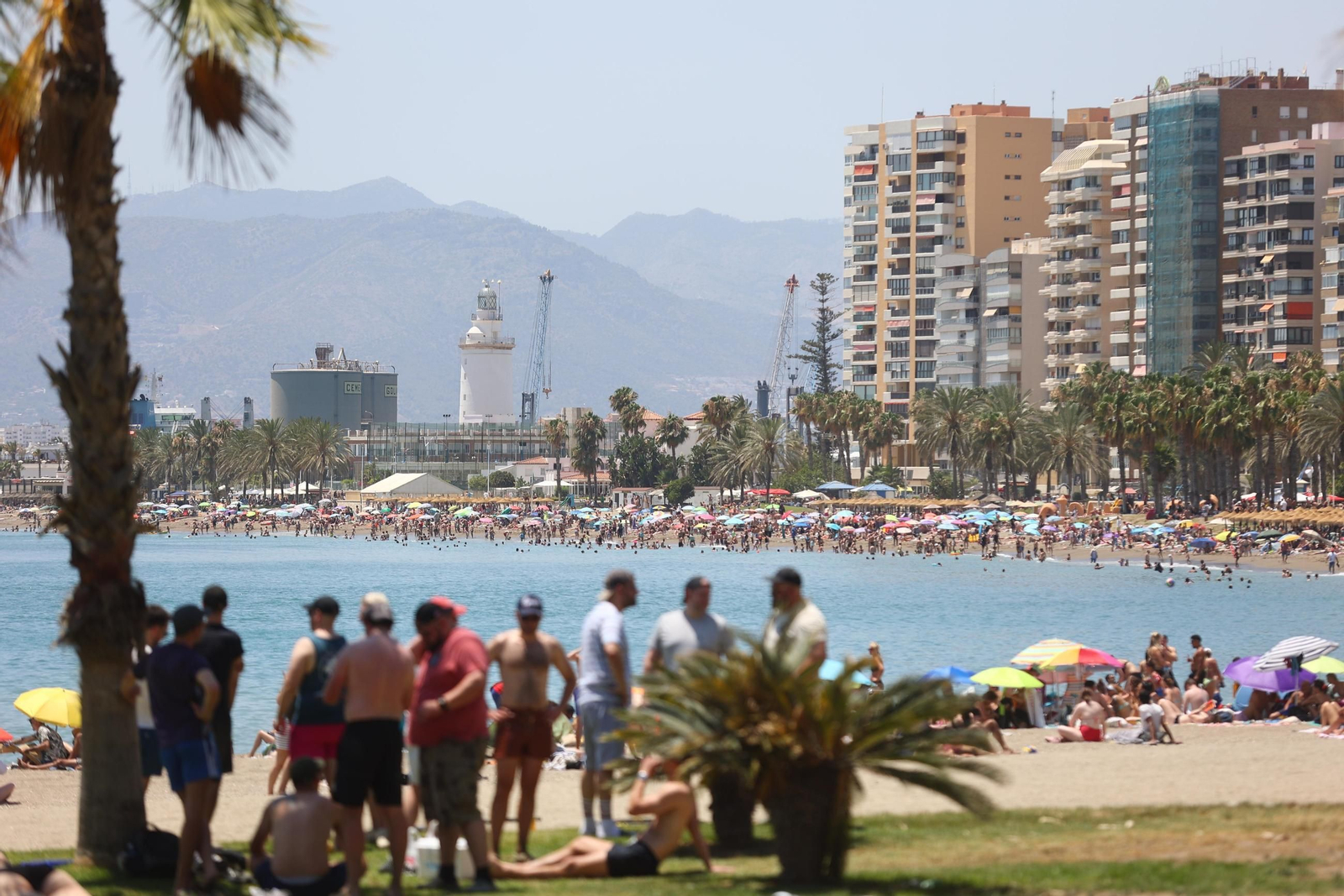 Las fotos del primer lleno de playas en julio en Málaga, con calor, viento y oleaje