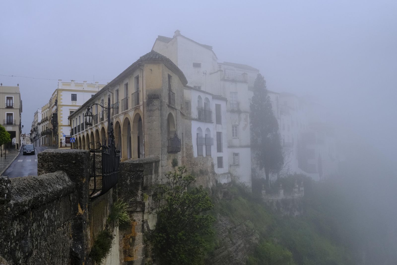 La lluvia y la niebla transforman Ronda, en fotos