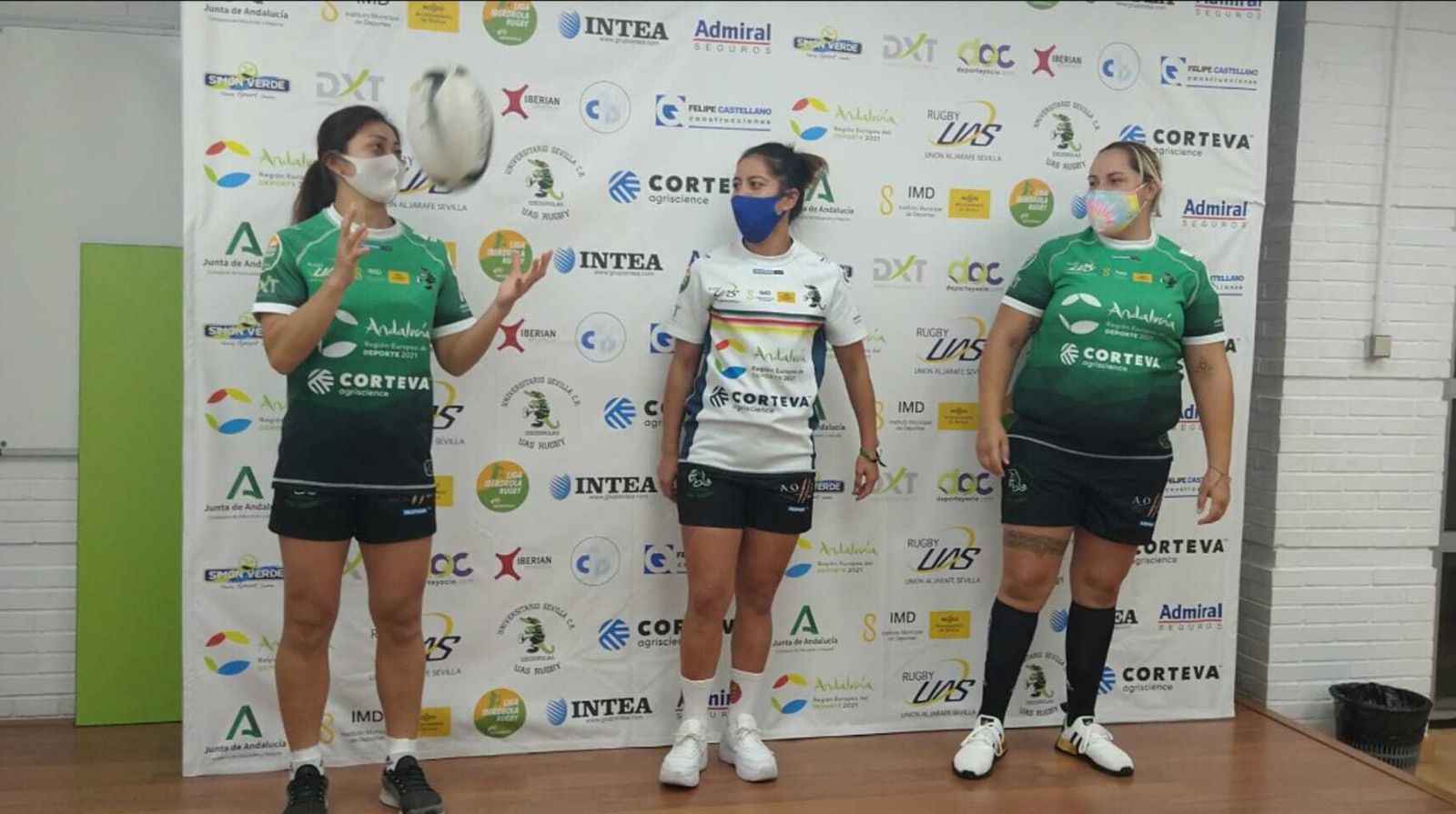 Jugadoras de las Cocodrilas, en la presentación de la Copa Ibérica