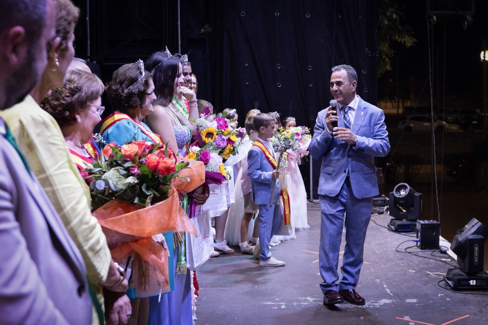 Las reinas, damas y reyes durante la coronación junto al alcalde de La Mojonera.