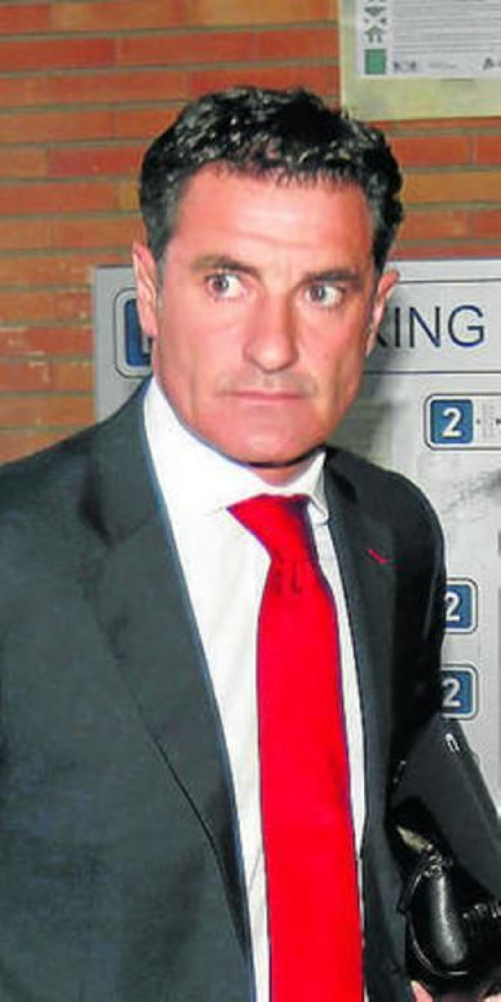 Míchel, en la estación de Santa Justa con Jesús Navas.