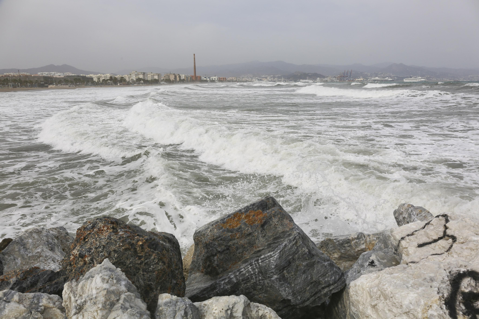 Las fotos del temporal en las playas de Málaga