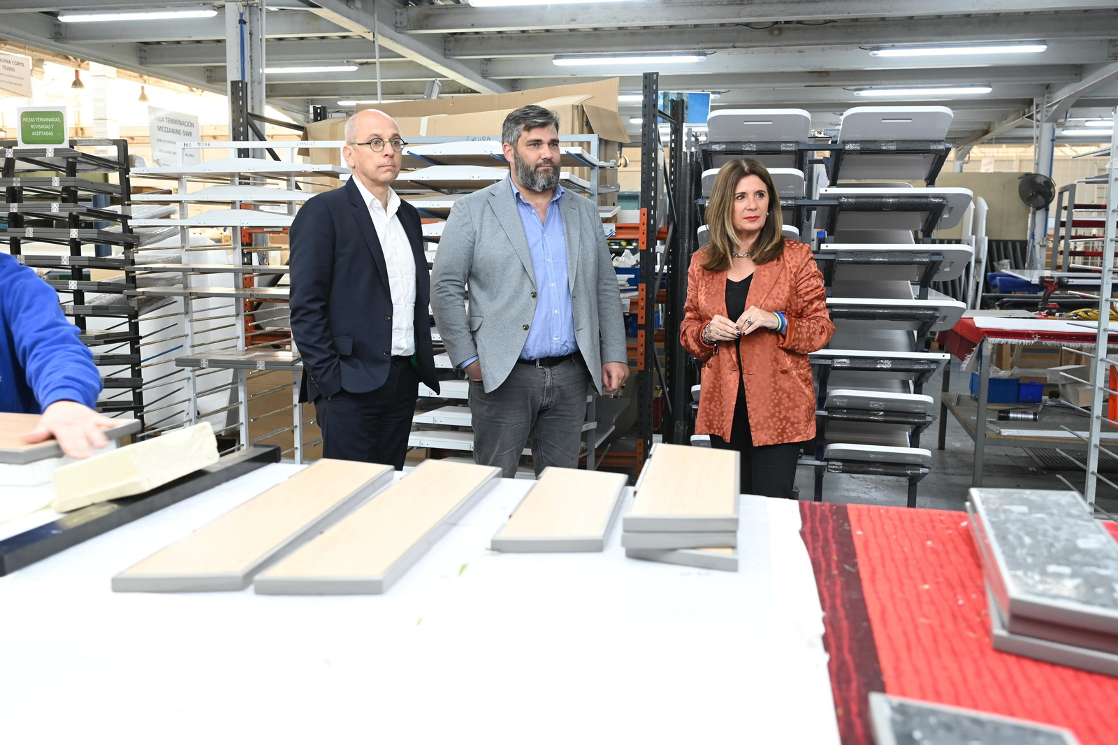 Visita de la alcaldesa de Linares, Auxi del Olmo, a la planta de Compin.