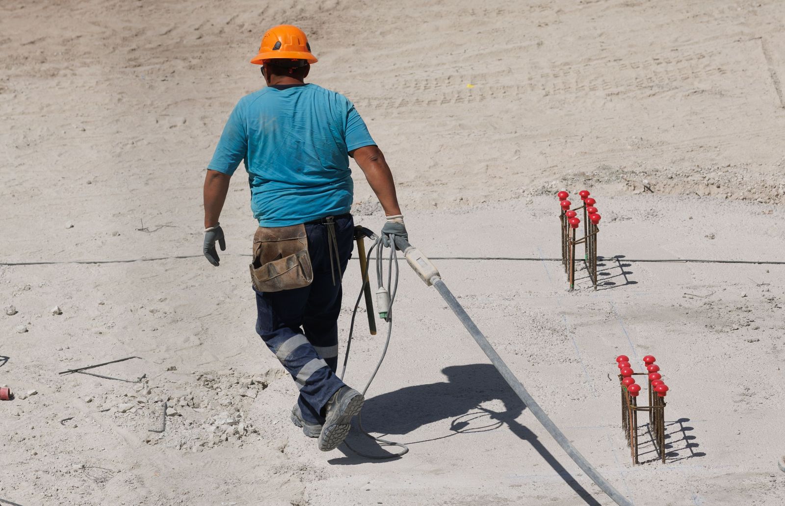 Un trabajador al sol en una obra.