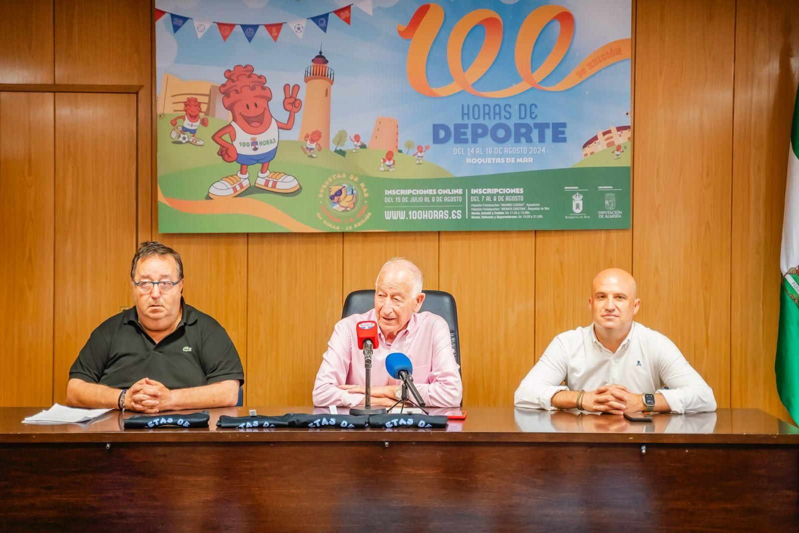 Gabriel Amat, alcalde de la localidad, junto a José Juan Rubí y José Antonio García, concejal y diputado de Deportes