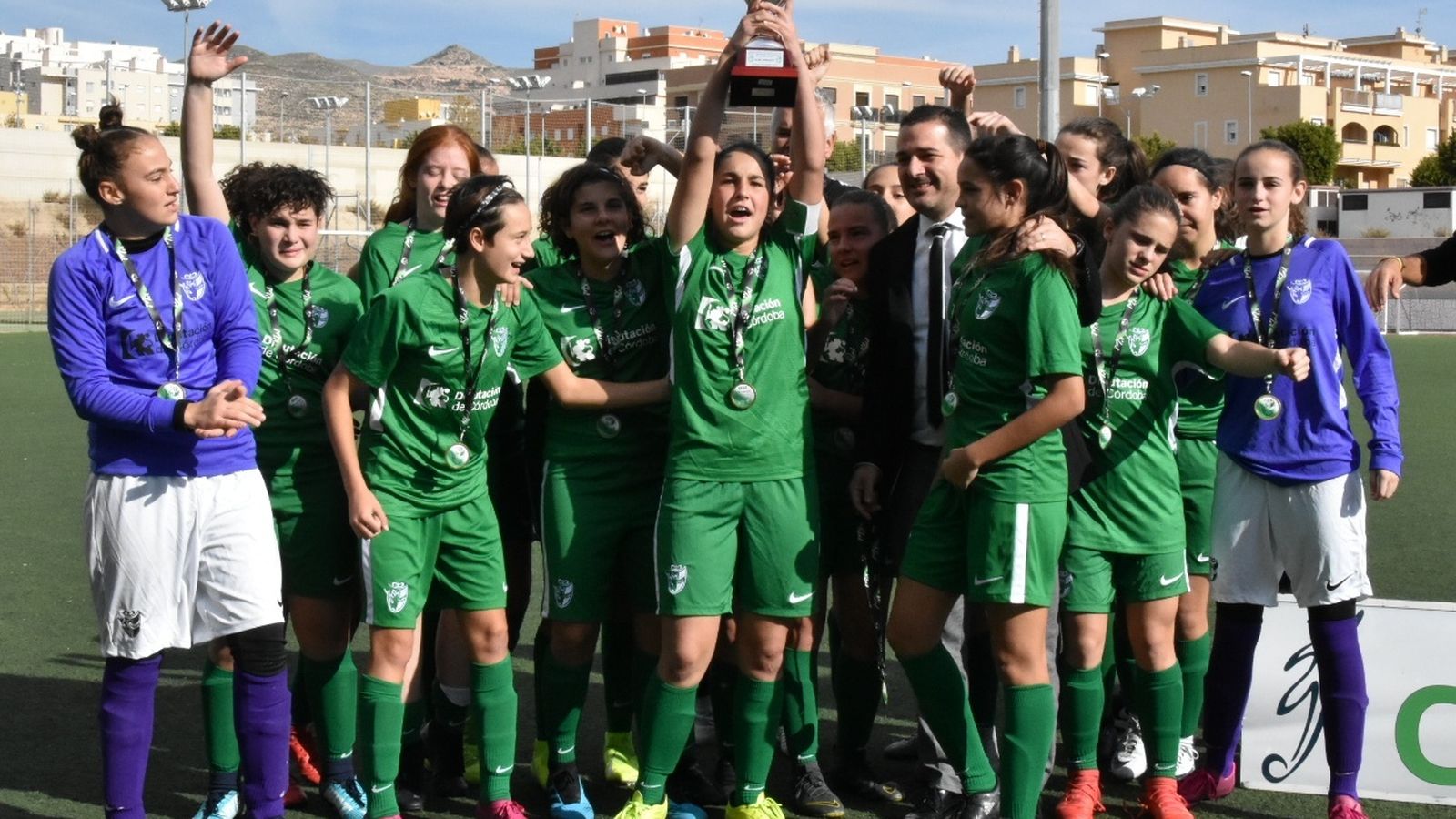 Las jugadoras sub 15 de Córdoba celebran el subcampeonato de Andalucía conquista en tierras almerienses.
