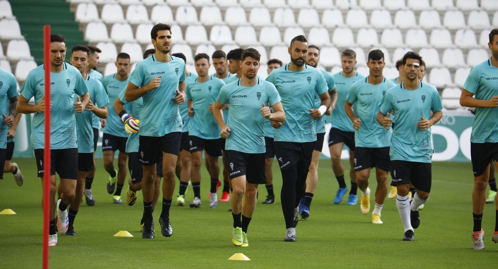 Los jugadores del CCF se ejercitan durante la sesión de trabajo en El Arcángel.