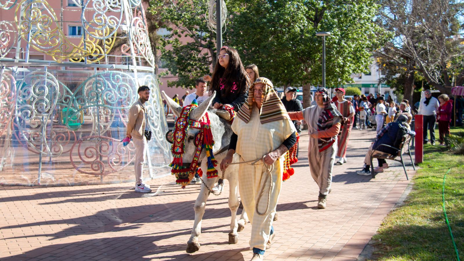 Unas niñas pasean en los burritos