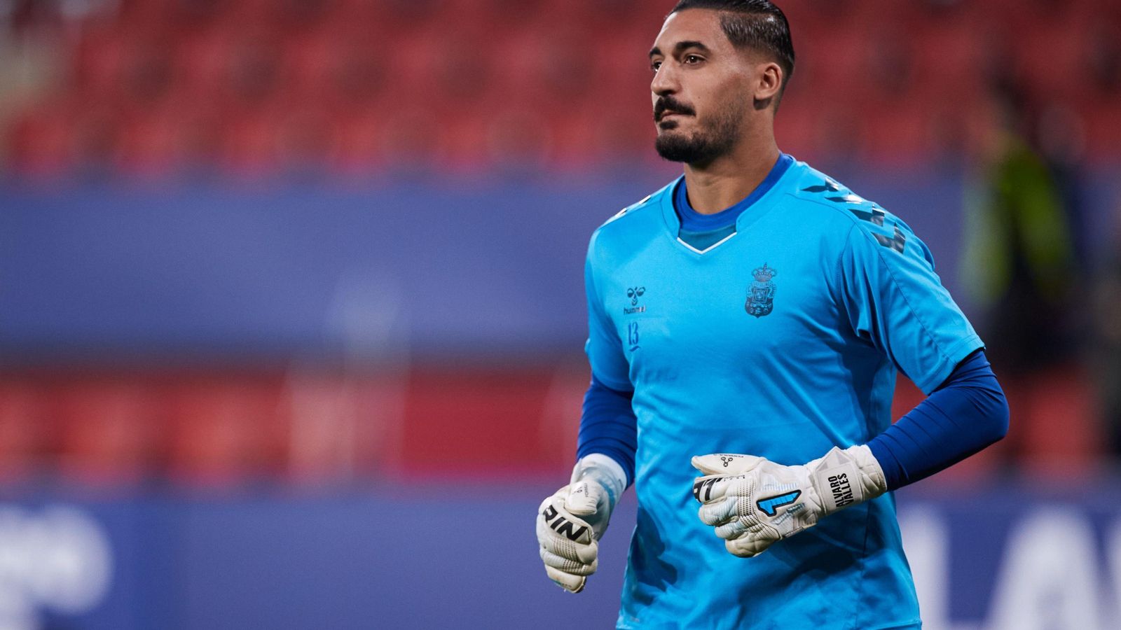 Álvaro Valles realiza ejercicios de calentamiento antes del inicio de un encuentro de Las Palmas.