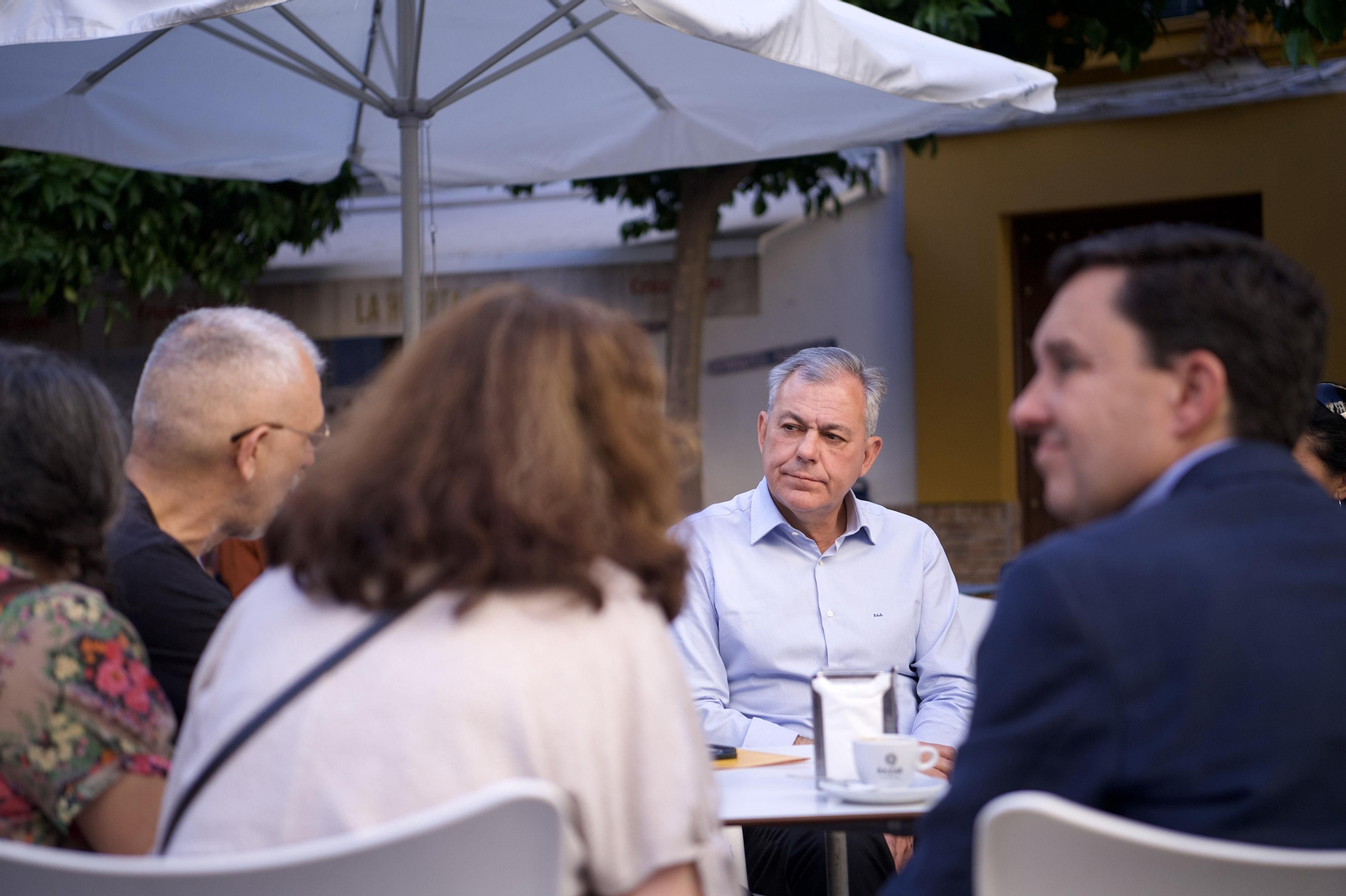José Luis Sanz durante su reunión con los vecinos afectados por el cierre del aparcamiento.