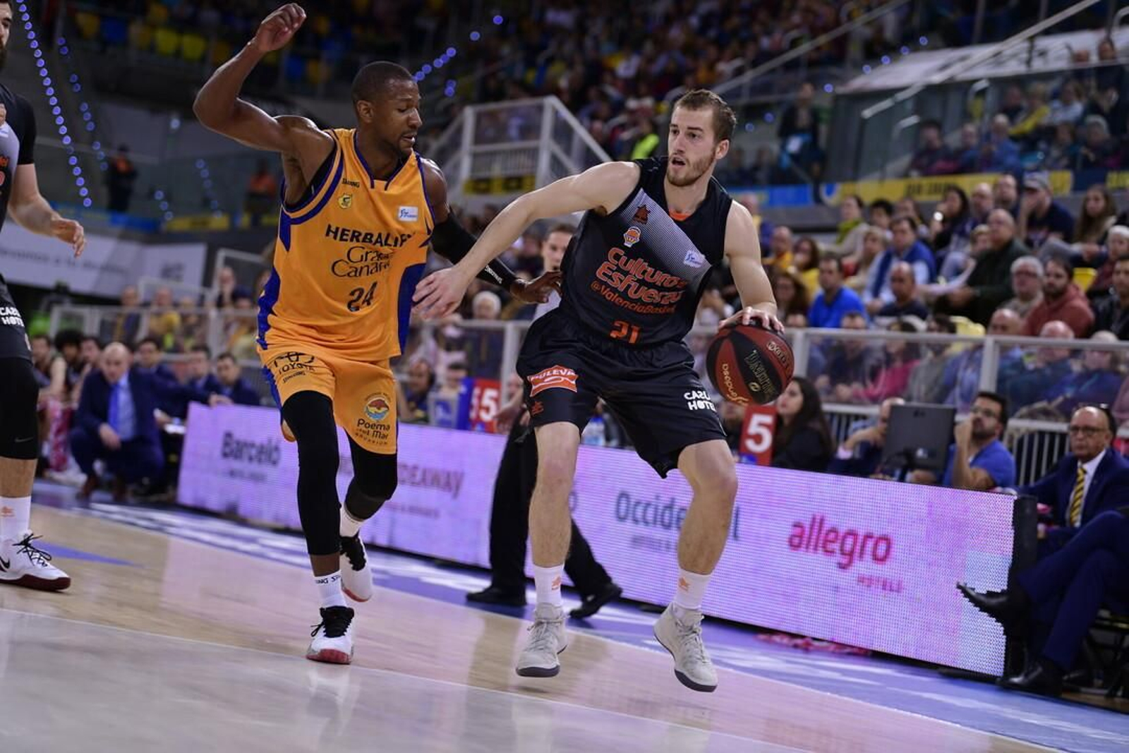 Matt Thomas en un partido con el Valencia Basket.