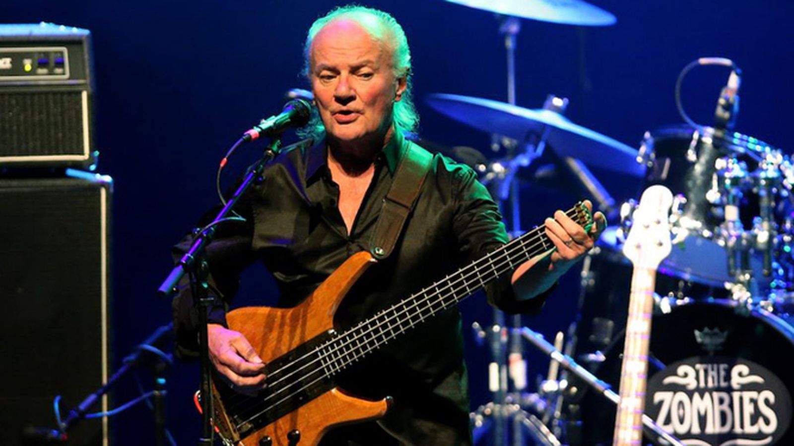 Jim Rodford, durante una actuación.