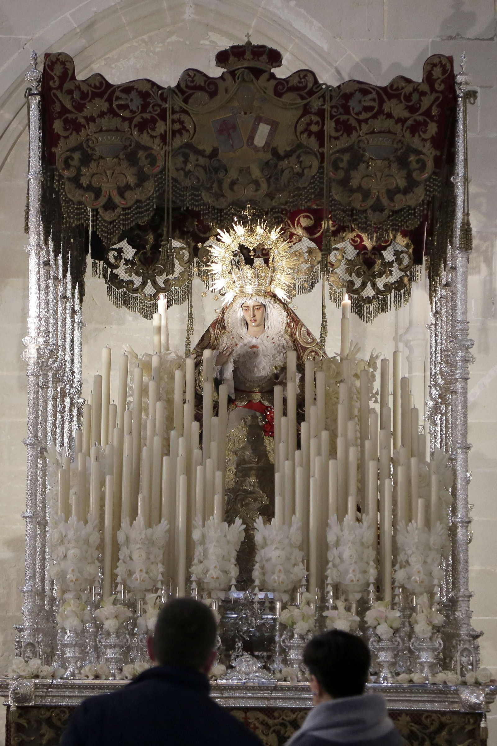 Momentos de los besamanos y besapies de este domingo de Pregón