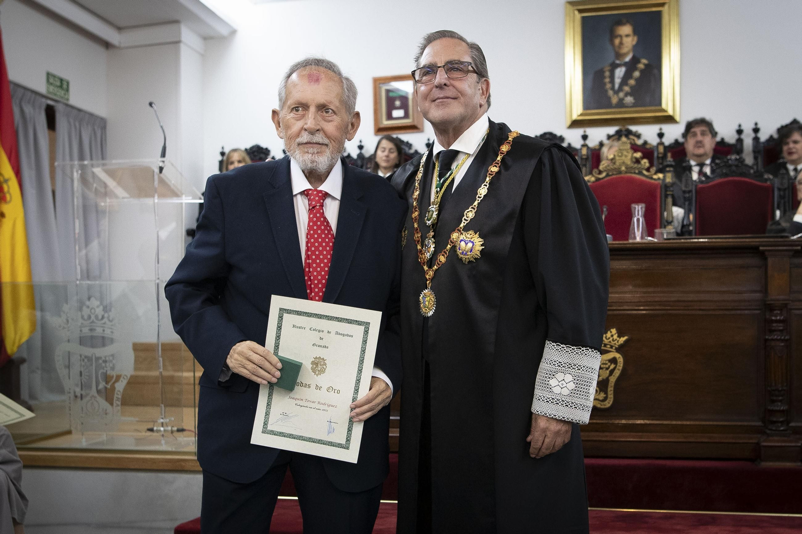 Botones de oro y lazo (15191050).jpg