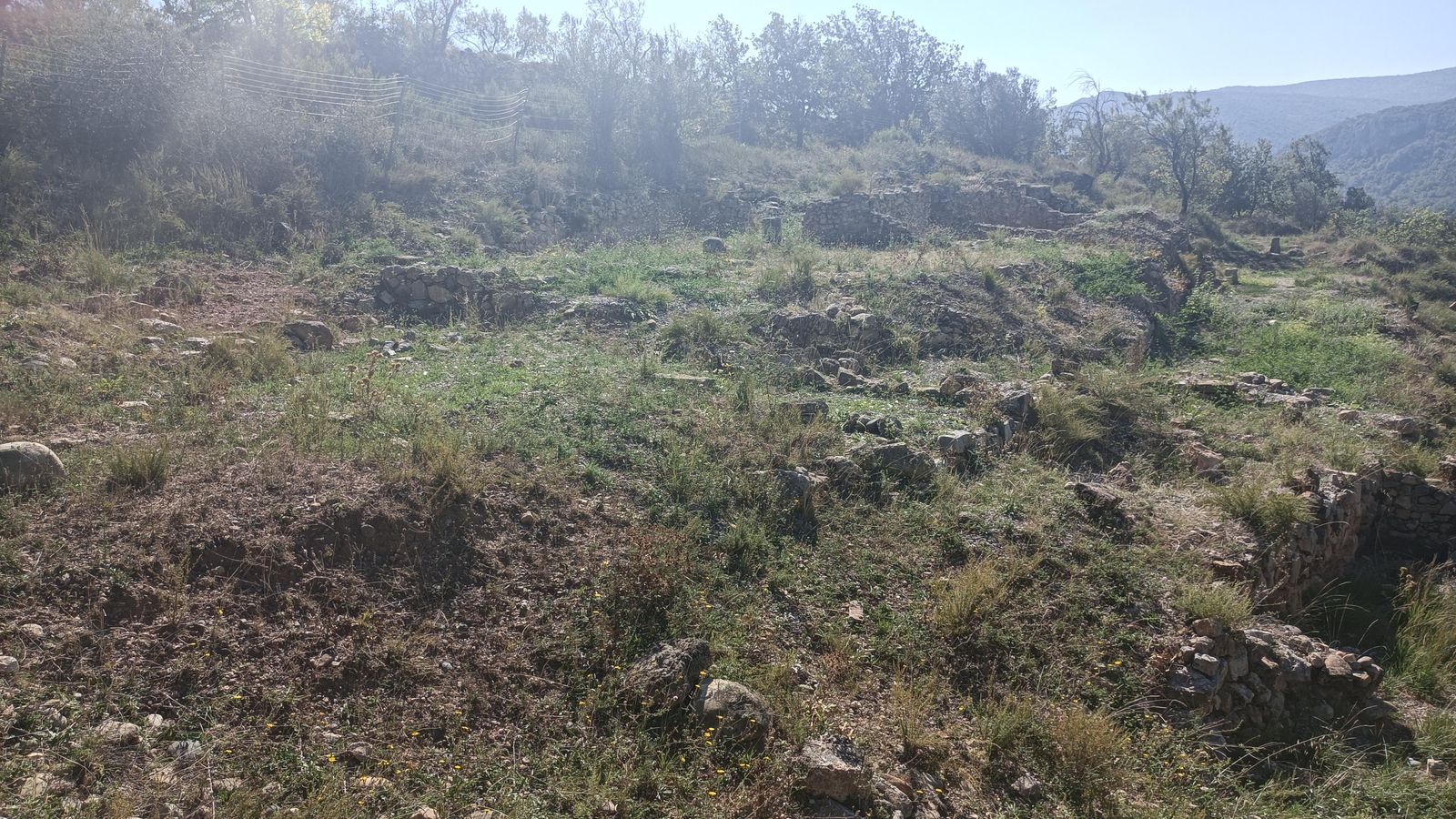 Veremos varias ruinas de casas romanas conforme vayamos bajando al embalse.
