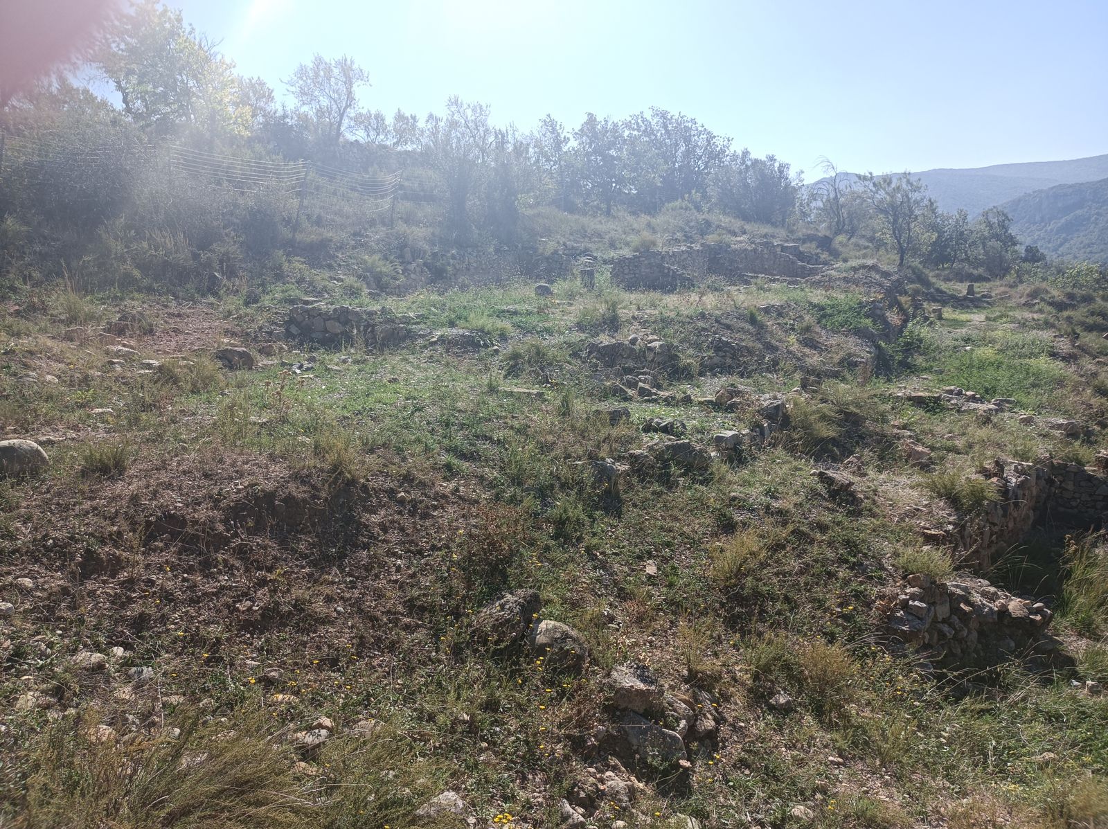 Veremos varias ruinas de casas romanas conforme vayamos bajando al embalse.