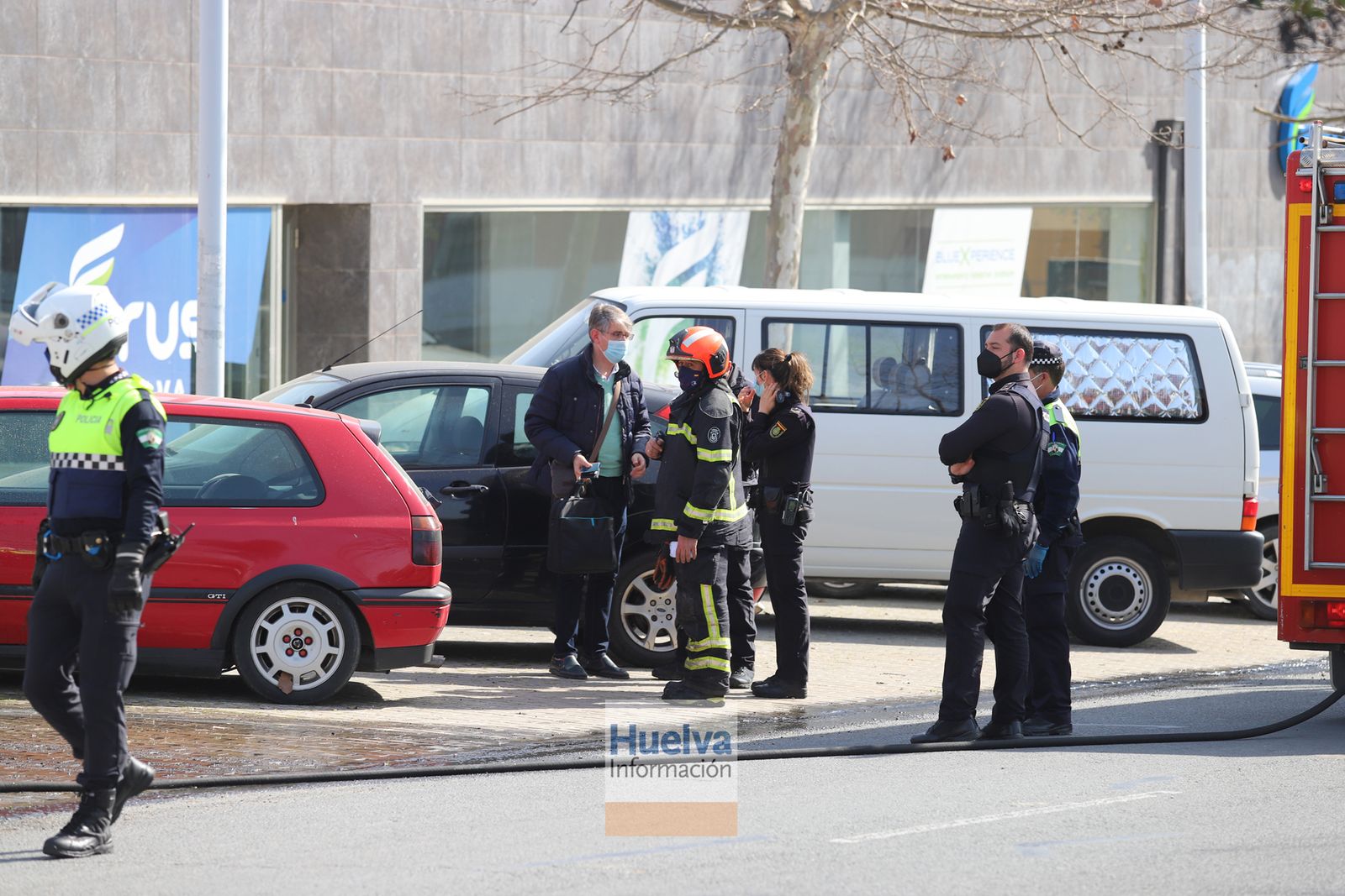 Arde un vehículo en la calle Honduras, junto a las instalaciones deportivas del Saladillo