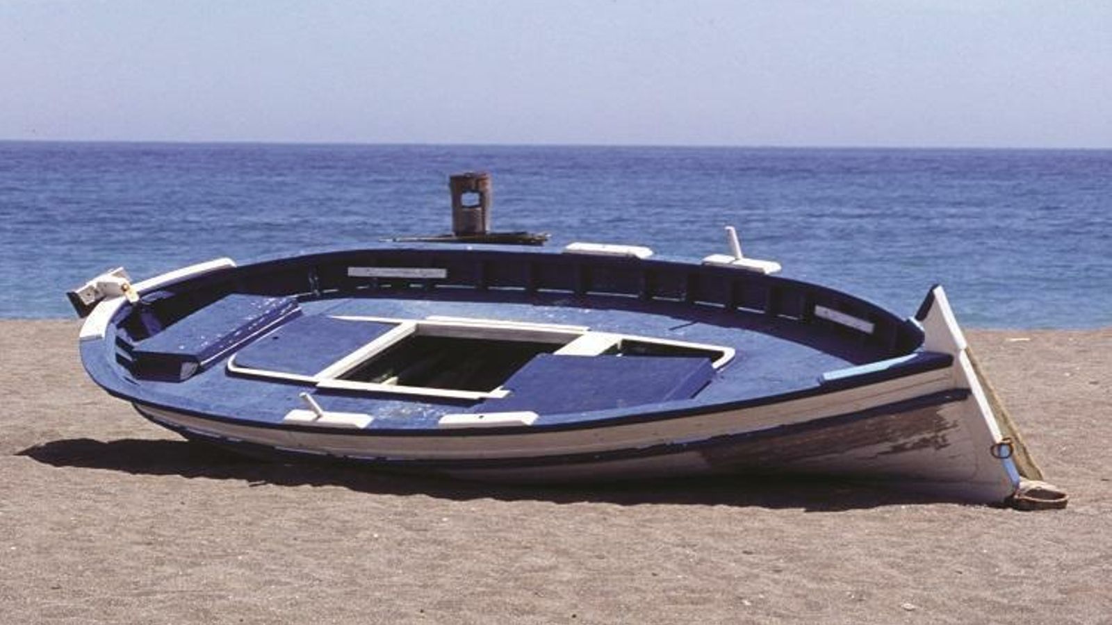 Una playa sin su barca es como un mar sin su puerto. Una playa sin su barca es como un mar sin su puerto.