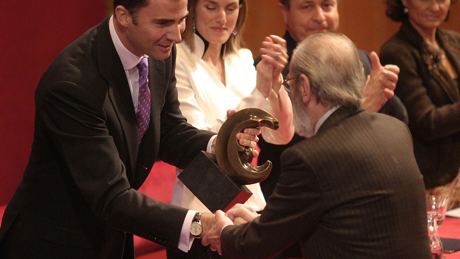 El Príncipe de Asturias hizo entrega del galardón a Ángel González.