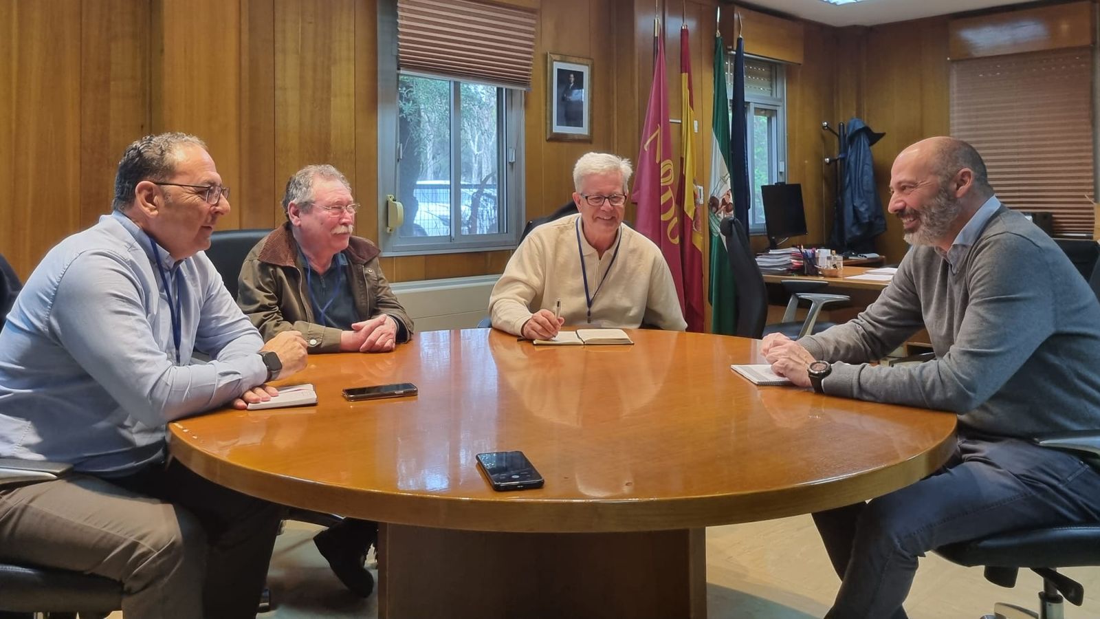Representantes de la Plataforma Salvemos la Fábrica de Vidrio y miembros de junto directiva de la Asociación Retiro Obrero AHRO con el gerente Fernando Vázquez.