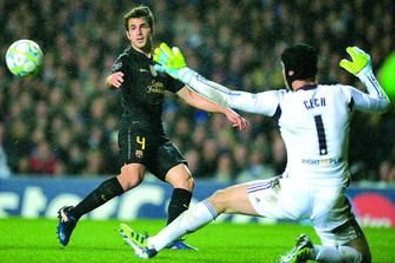 Cesc Fábregas no consigue batir a Cech en una de las múltiples ocasiones del Barcelona.