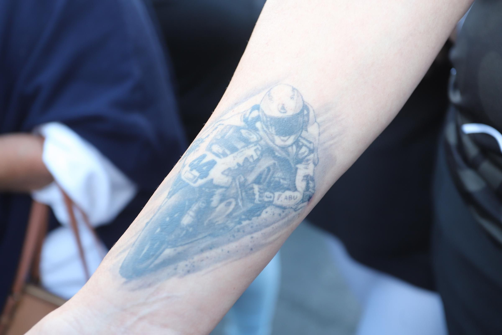 Imágenes del monumento a Súper Hugo en la rotonda frente al Nuevo Colombino