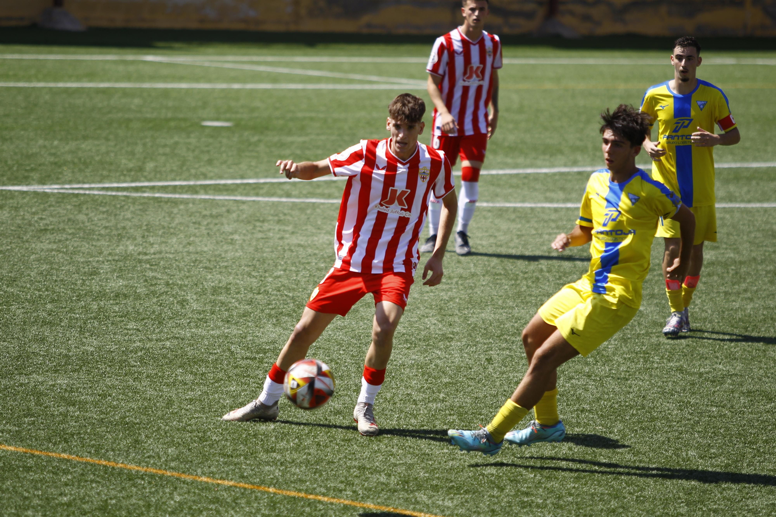 Un jugador del conjunto rojiblanco recibe un balón en un partido de esta temporada.