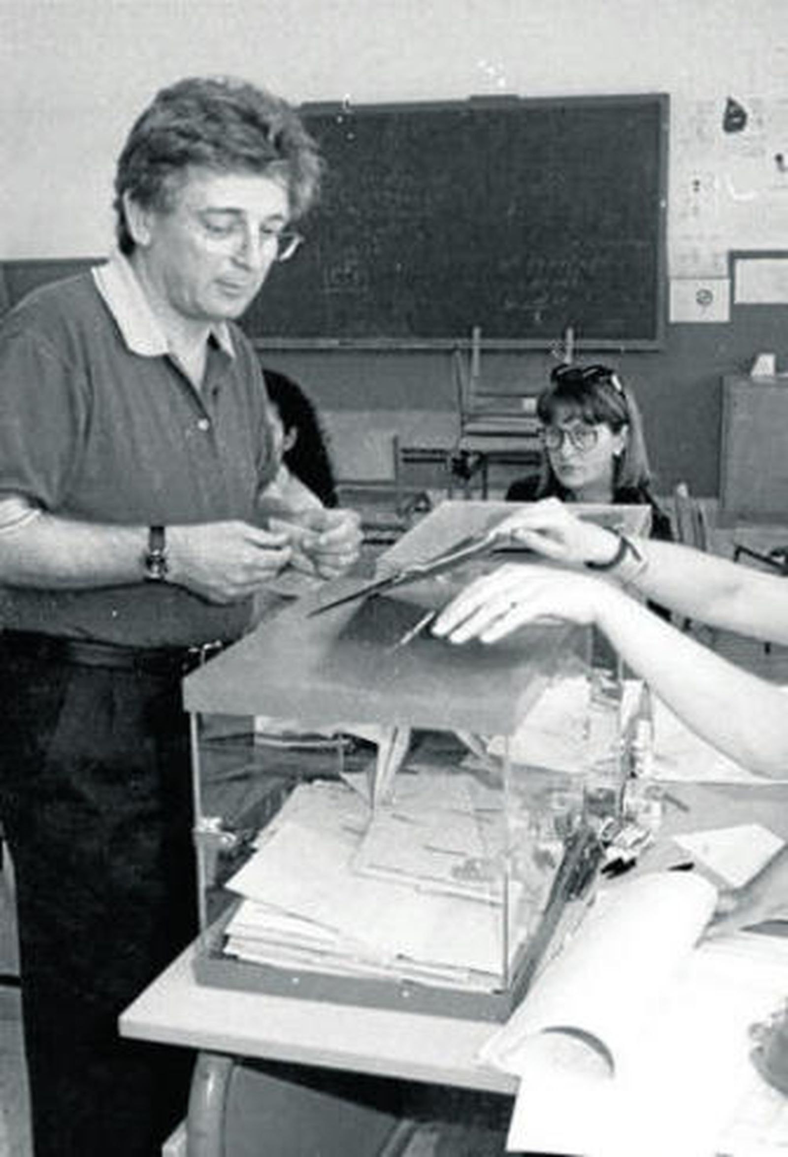 González Cabaña, durante las elecciones municipales de 1999.