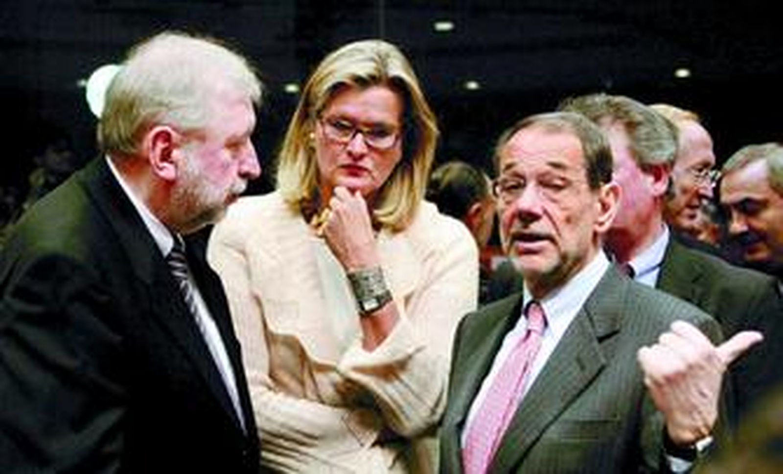 El Alto Representante de la UE, Solana, charla con el presidente de turno del Consejo de Exteriores, Rupel, y la canciller austríaca, Plassnik.