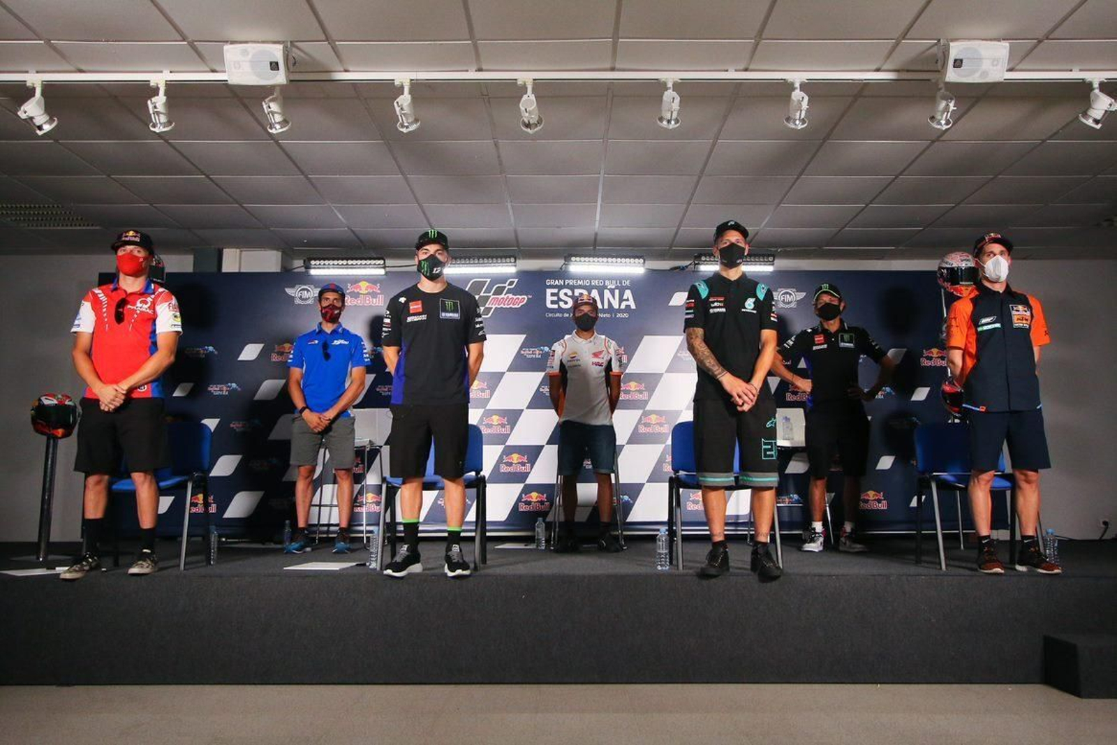 Los pilotos de MotoGP acudieron a la rueda de prensa con sus mascarillas.