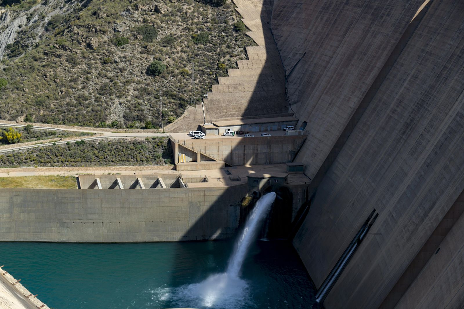 Imagen de archivo de la presa de Rules, en Graanda, evacuando agua