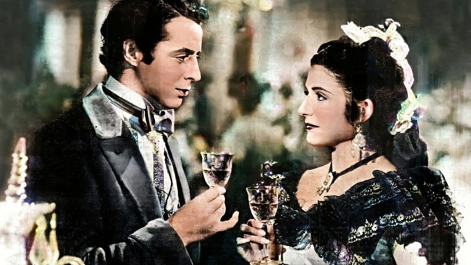 Juanita Reina brinda con Ricardo Acero en 'La Lola se va a los puertos'.