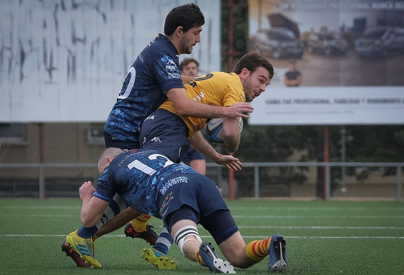 Juan Domínguez es frenado por la defensa de la Santboiana.