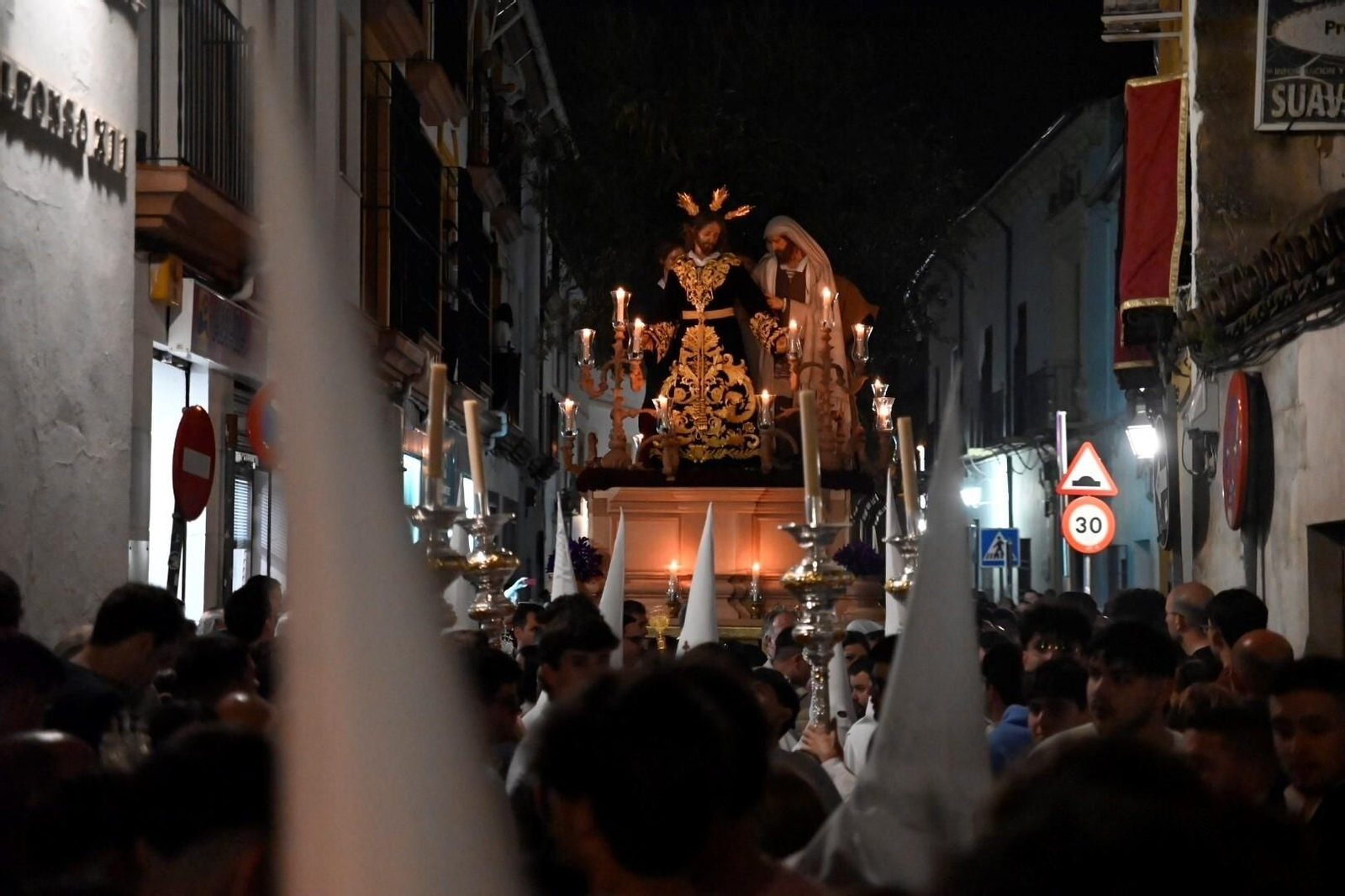 El Señor de la Salud da luz al Jueves de Pasión en Córdoba, en imágenes