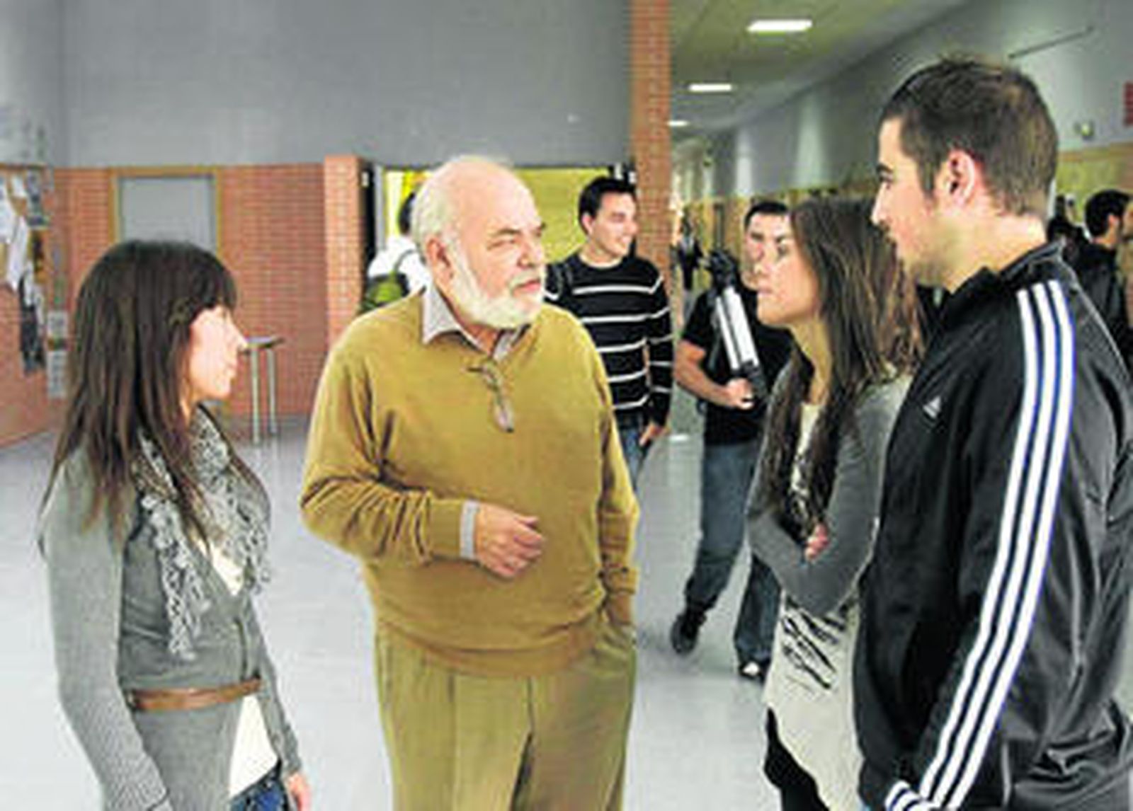 Antonio Cascales, con algunos de los que fueron sus alumnos de Comunicación Intercultural.
