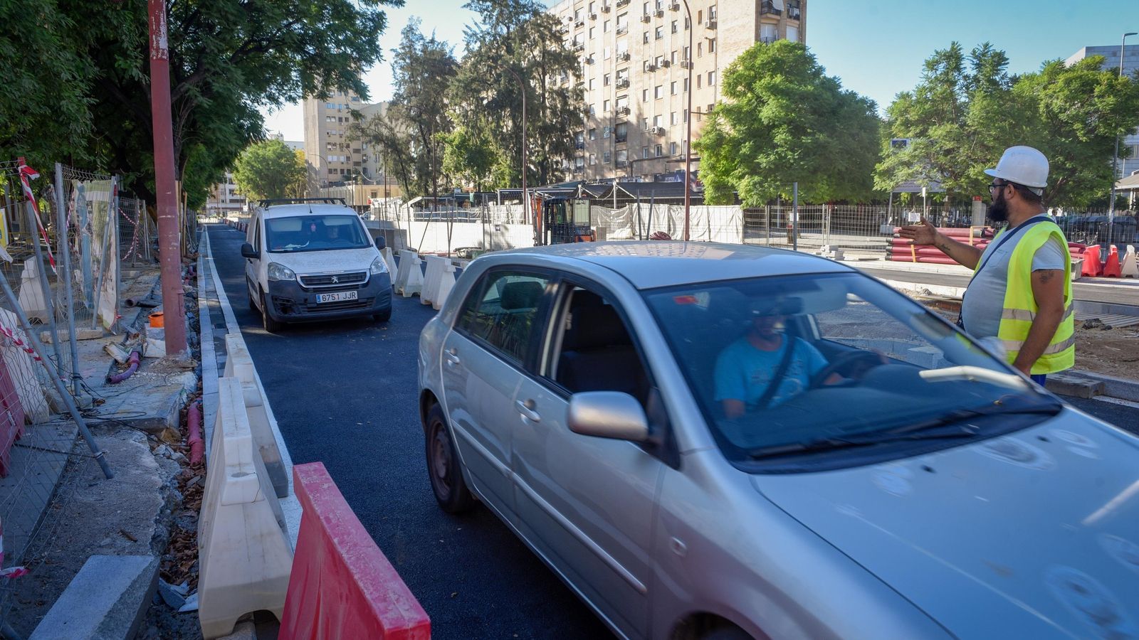 Coches privados circulando por Ramón y Cajal en sentido centro de Sevilla.