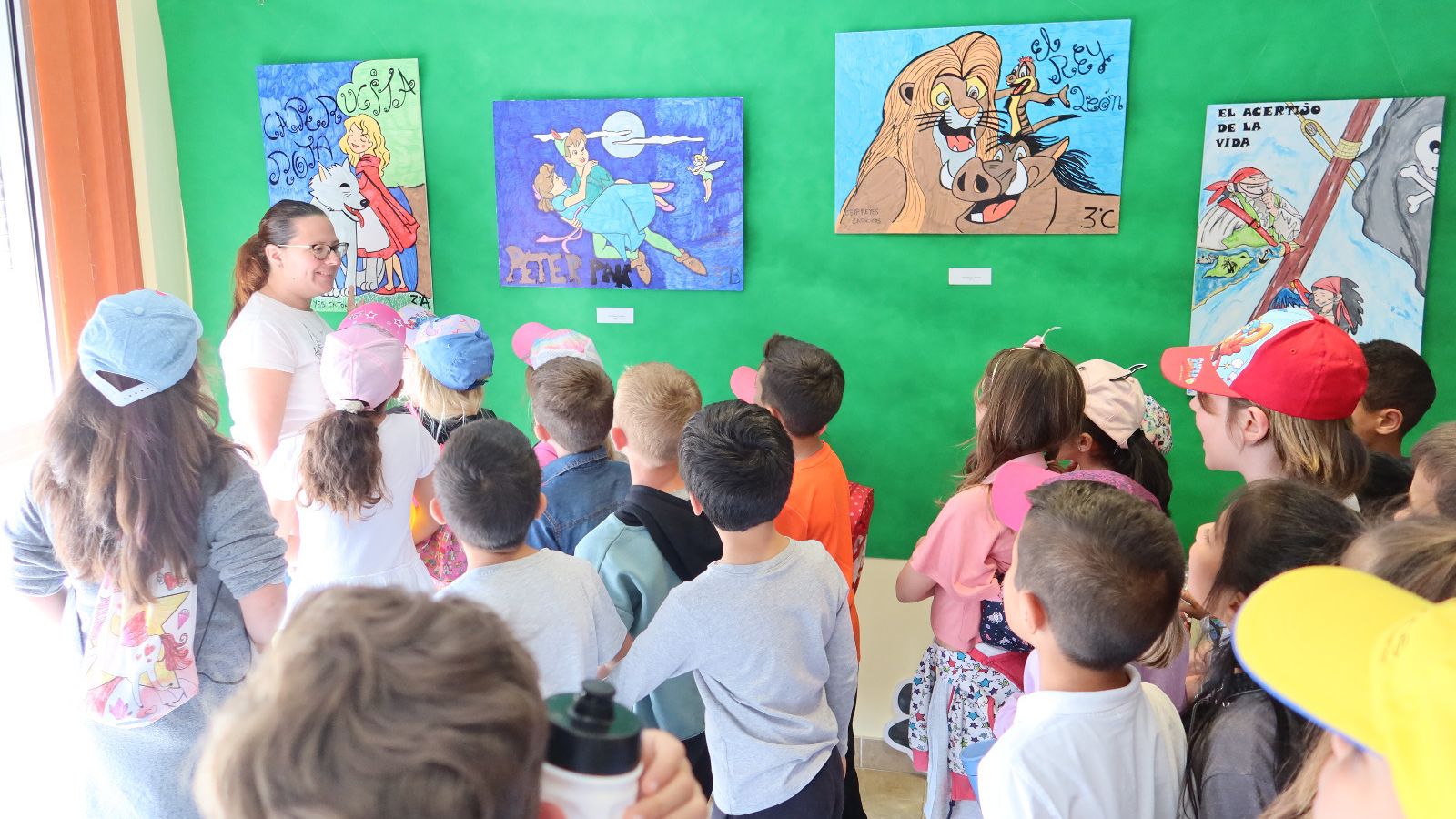 Los pequeños atienden a las explicaciones de una de las monitoras.