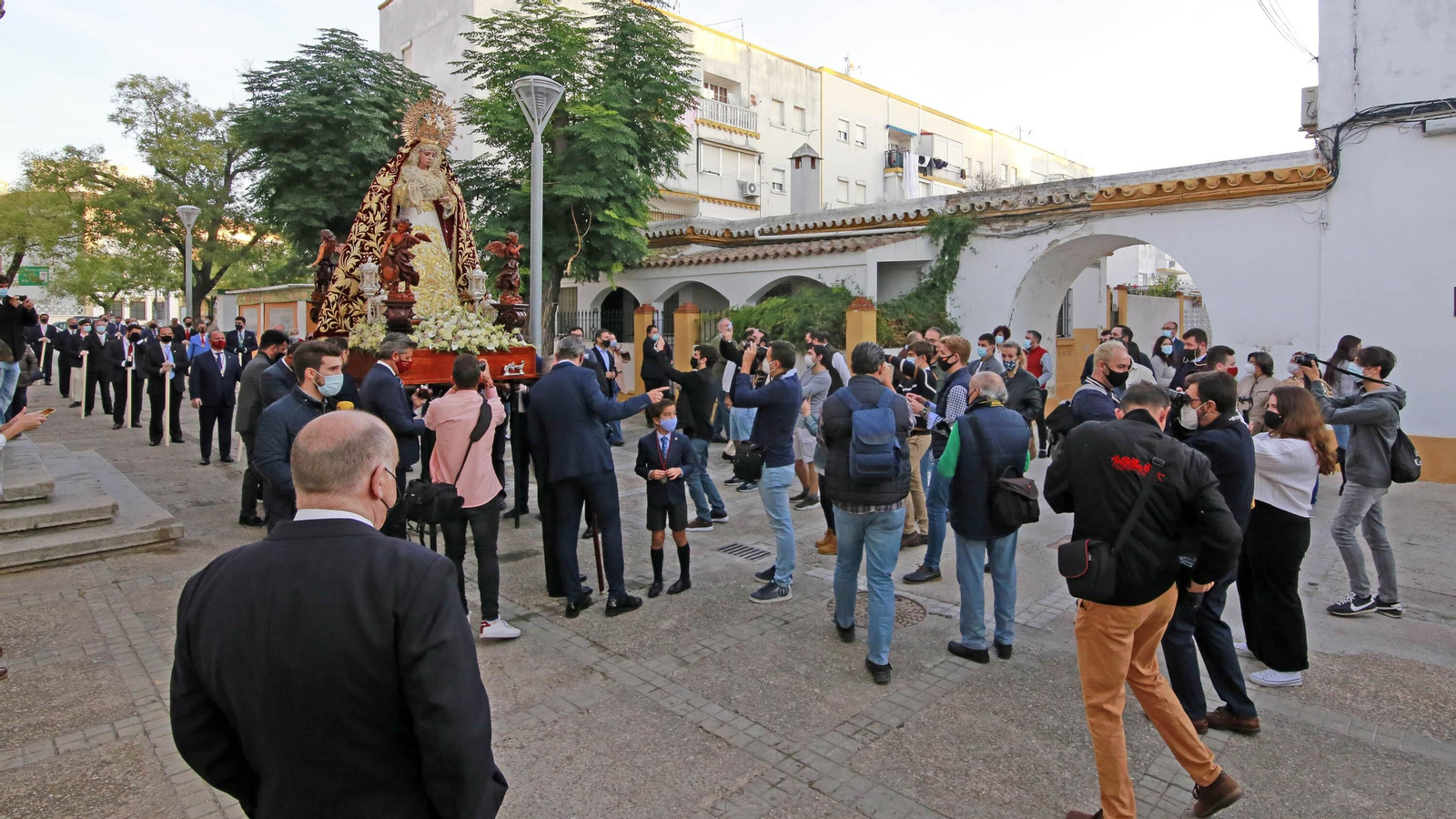 Imágenes del rosario de la Aurora de la Candelaria por los jardines de la Atalaya